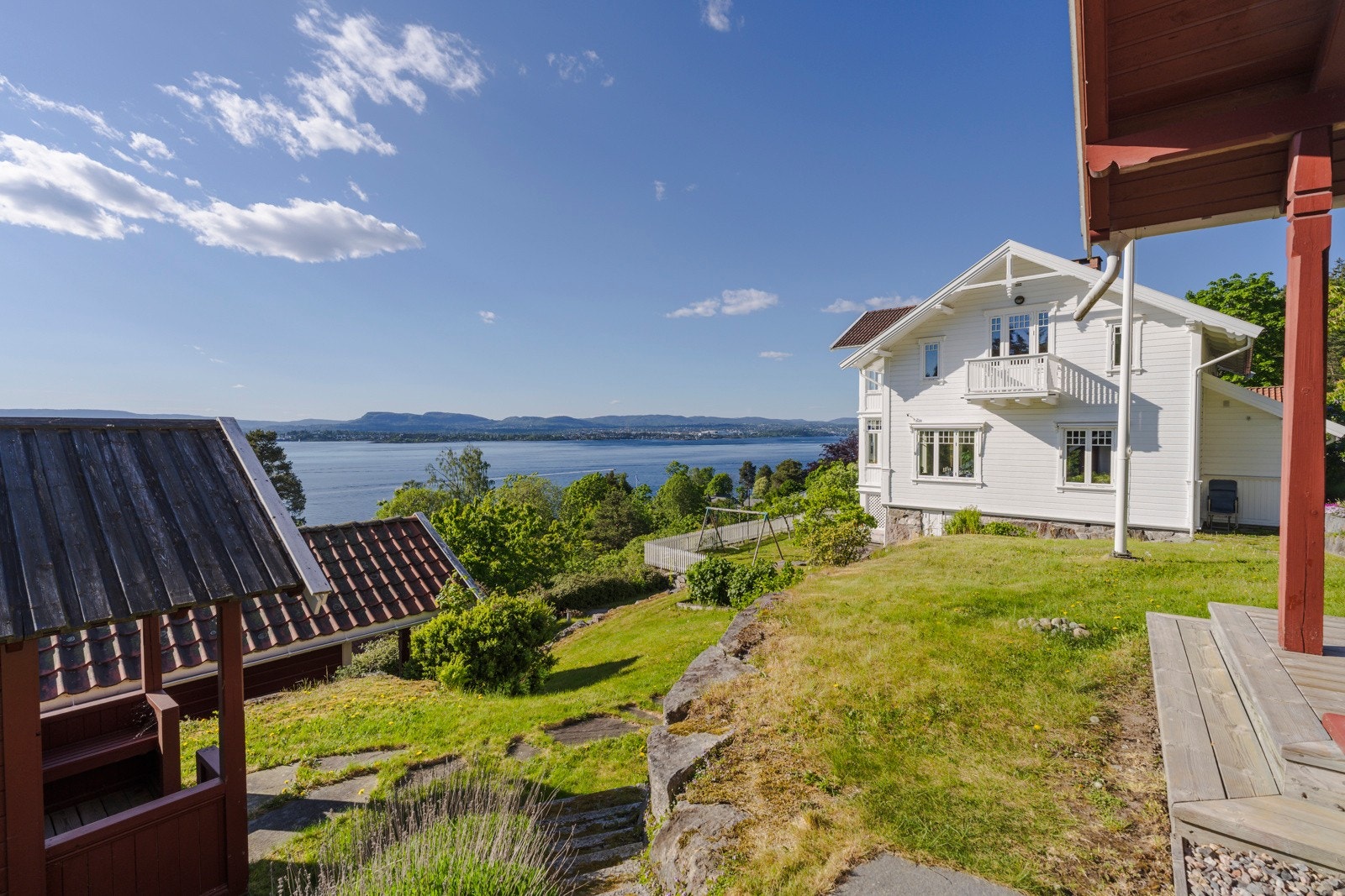 Eiendommen ligger sentralt med gangavstand til Tangen Nærsenter, kyststien, offentlig kommunikasjon, samt skoler og barnehager. Galleribilde