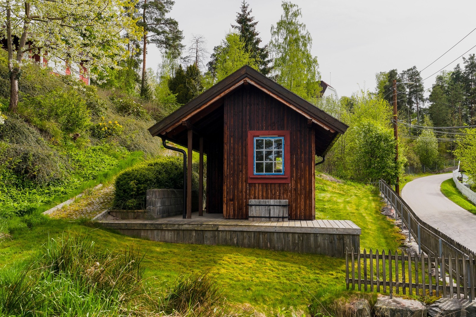 "Parkveien 1" ble bygget i 2005 og har enkel adkomst til badehuset ved sjøen. Galleribilde