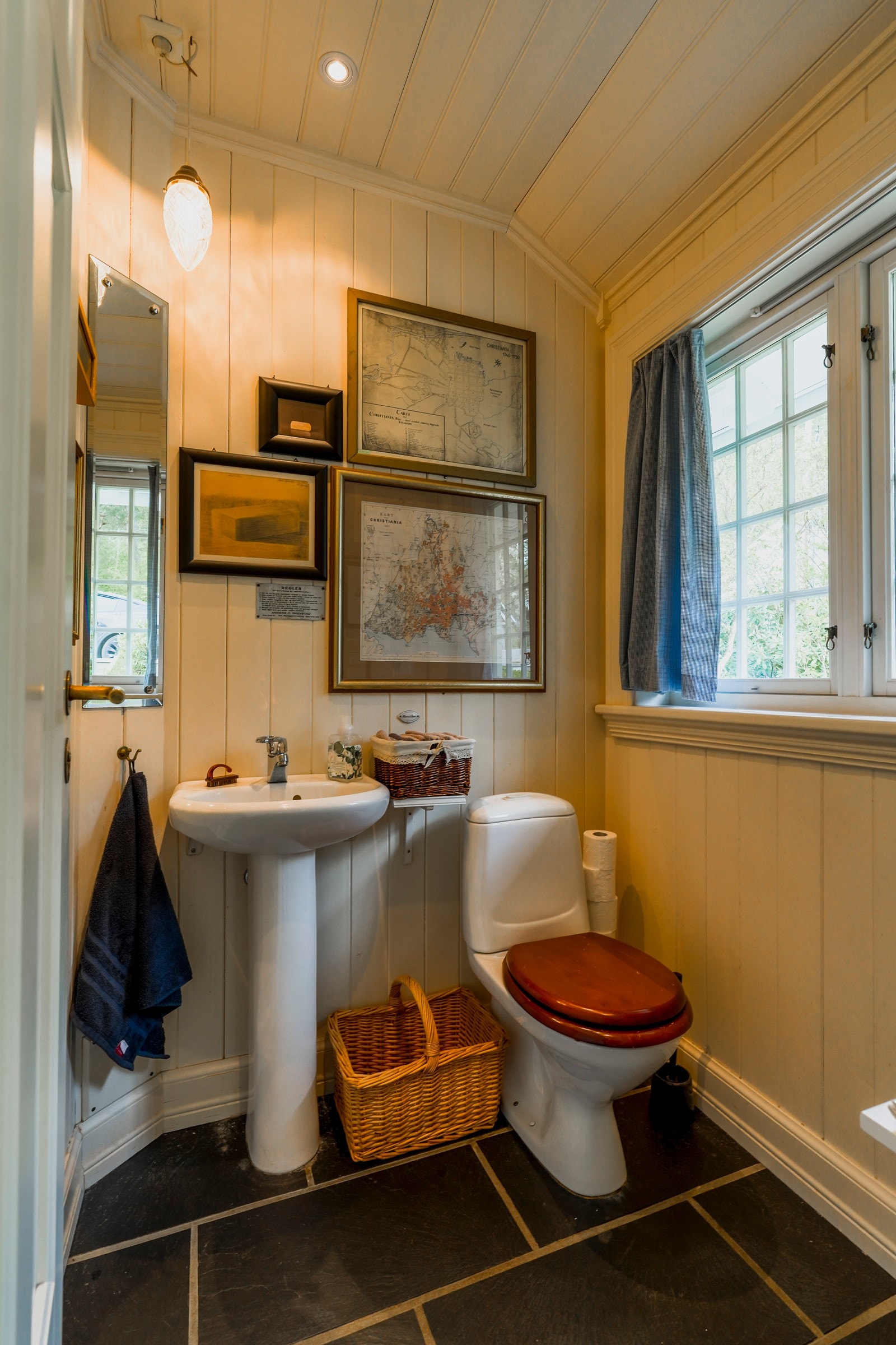 Like innenfor entreen ligger et praktisk plassert toalettrom. Galleribilde