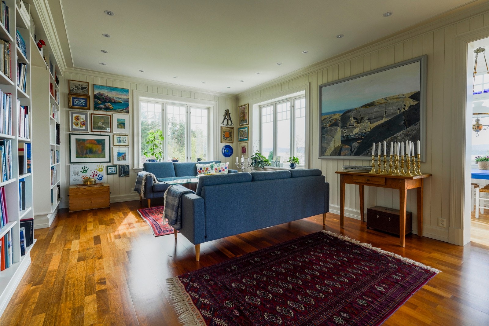 Elegant oppholdsrom med god møbleringsfrihet, som gjør det enkelt å innrede etter egne ønsker. Galleribilde