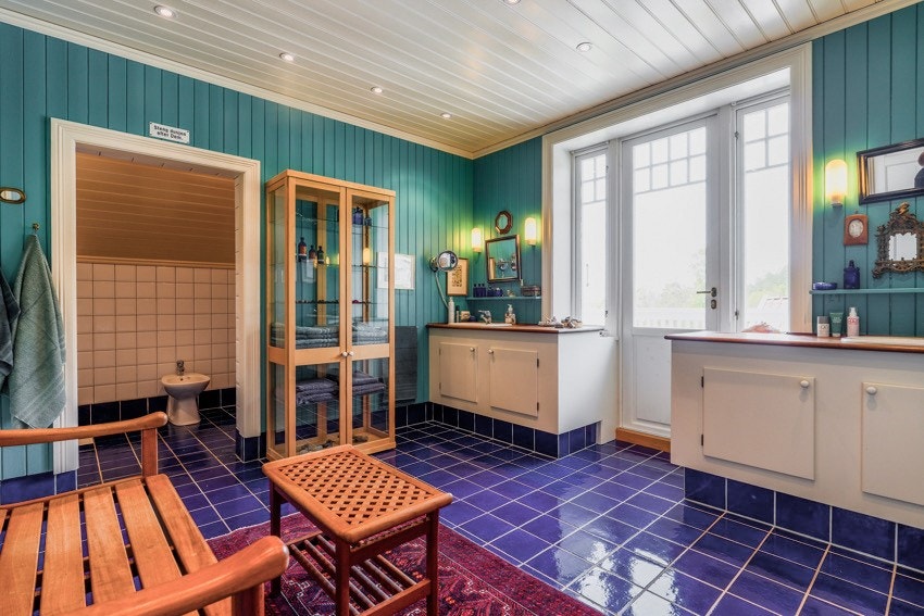 Baderommet er romslig og innredet med dusjnisje, badekar, bide, servant med underskap og toalett. Herfra er det også utgang til en egen liten balkong, noe som tilfører både lys og luft. Galleribilde