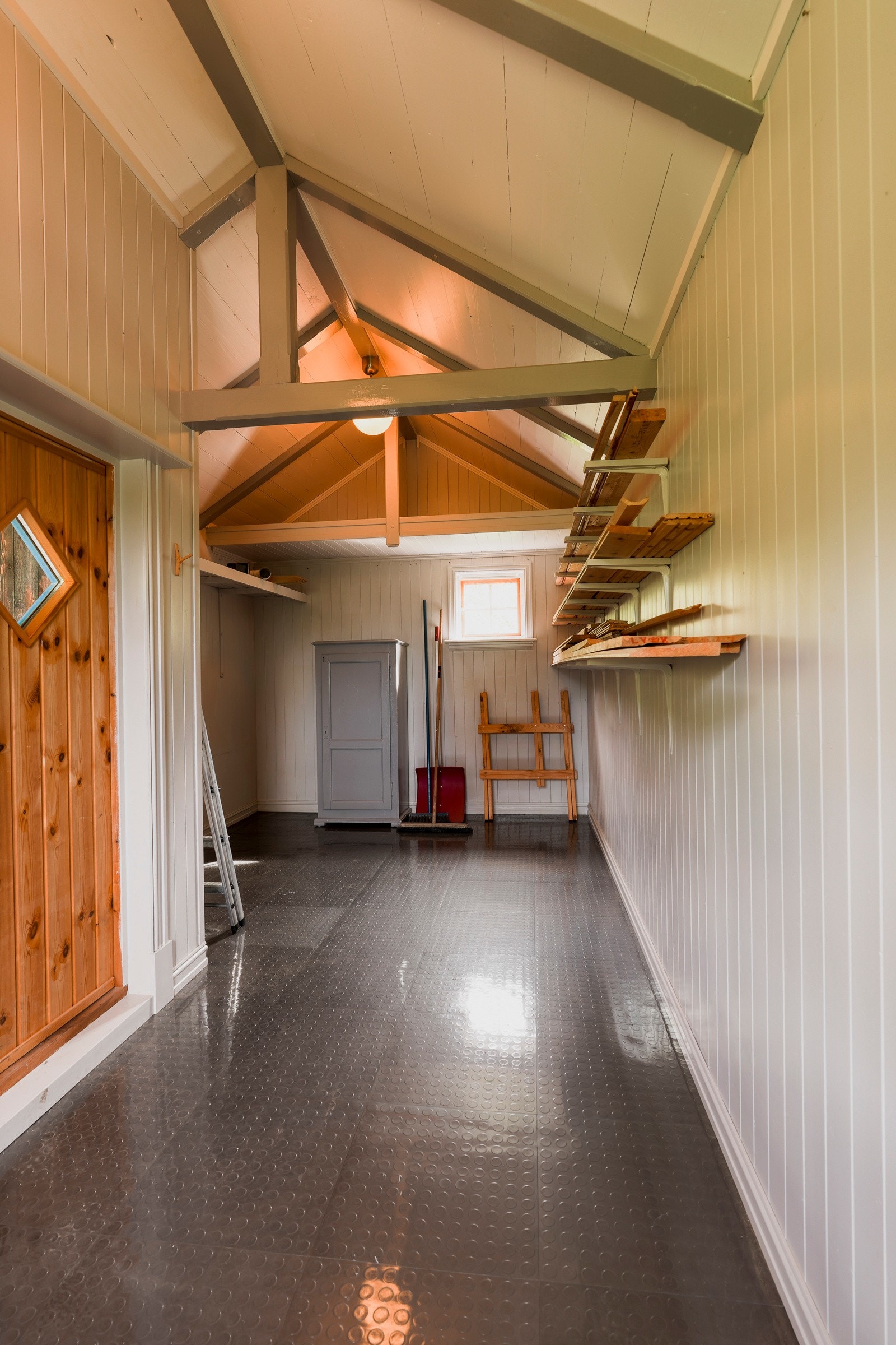 Boden ("Parkveien 1") er på 12 kvm med støpt gulv med varme og isolasjon i vegger og tak. Galleribilde