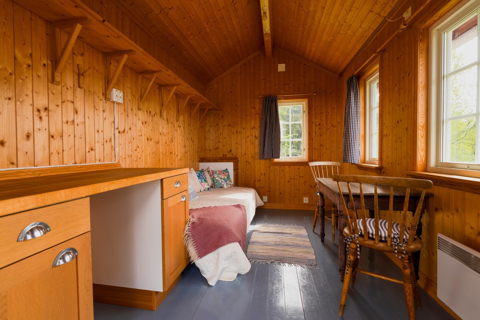Bod på 8 kvm som ble nybygget i 1998 - I dag benyttes denne som en gjestebod med plass til seng, nattbord og annet møblement. Galleribilde