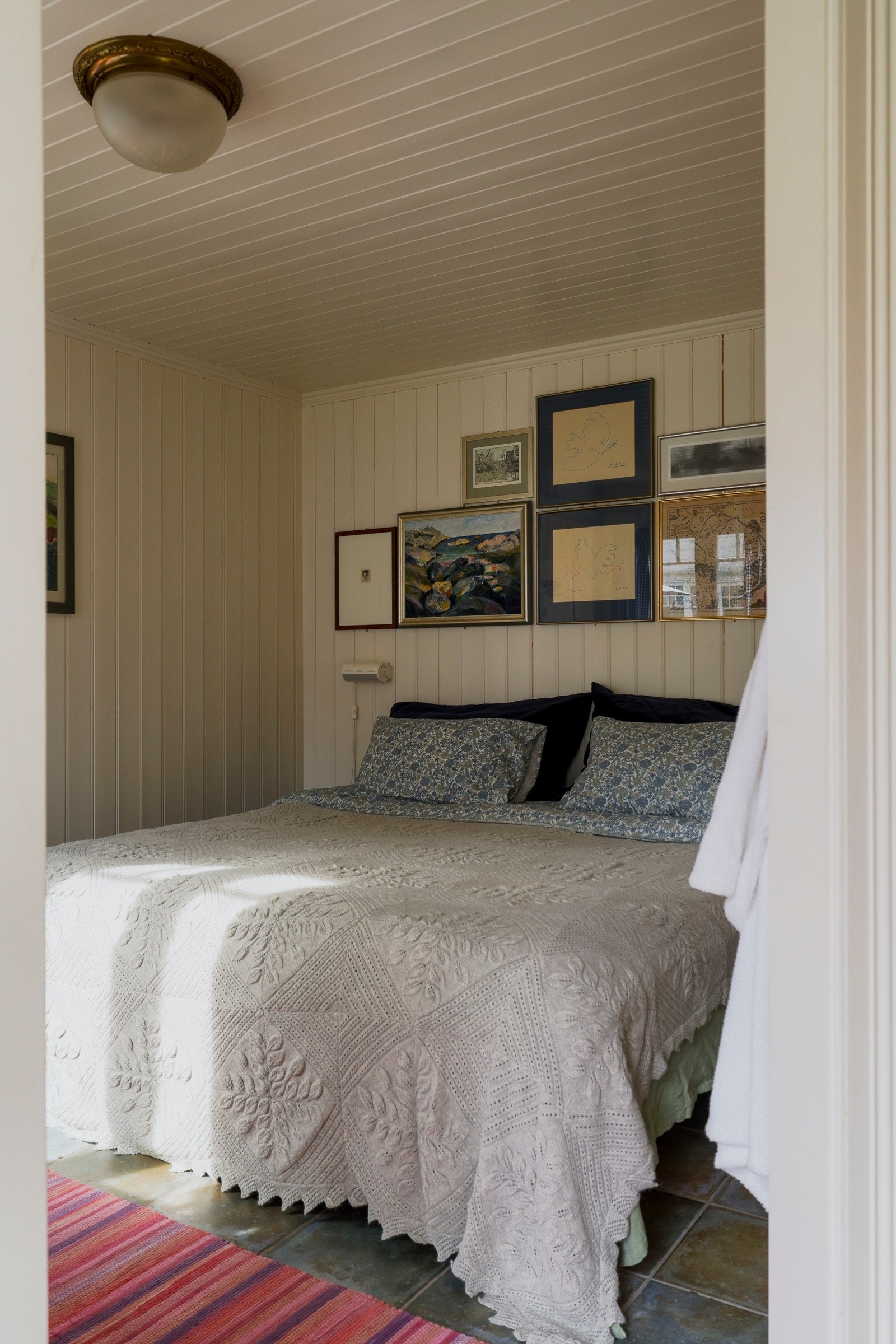 Koselig soverom med god plass til dobbeltseng. Galleribilde