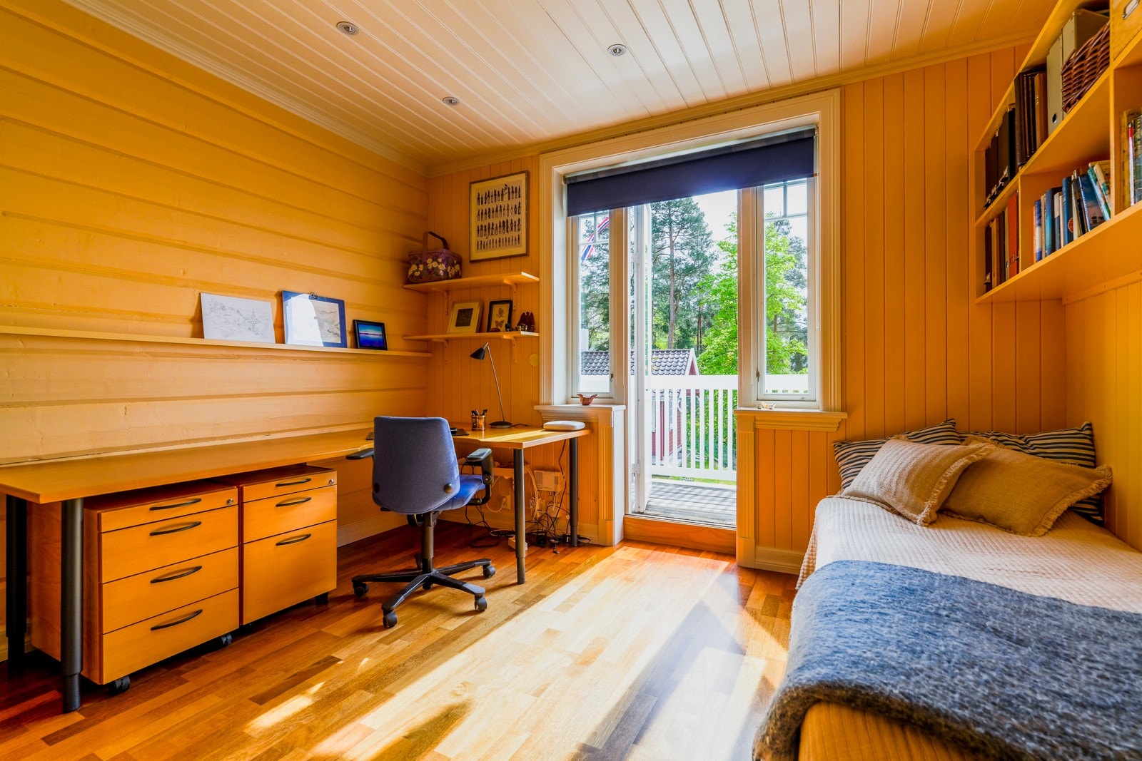 Soverom med utgang til en balkong på ca. 2 kvm - ideell for å nyte en stille stund med utsikt. Galleribilde