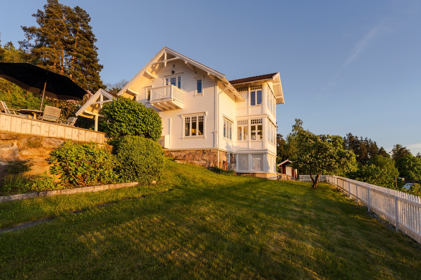 Hovedhuset strekker seg over to etasjer med særpreg, historie og herskapelig preg. Galleribilde