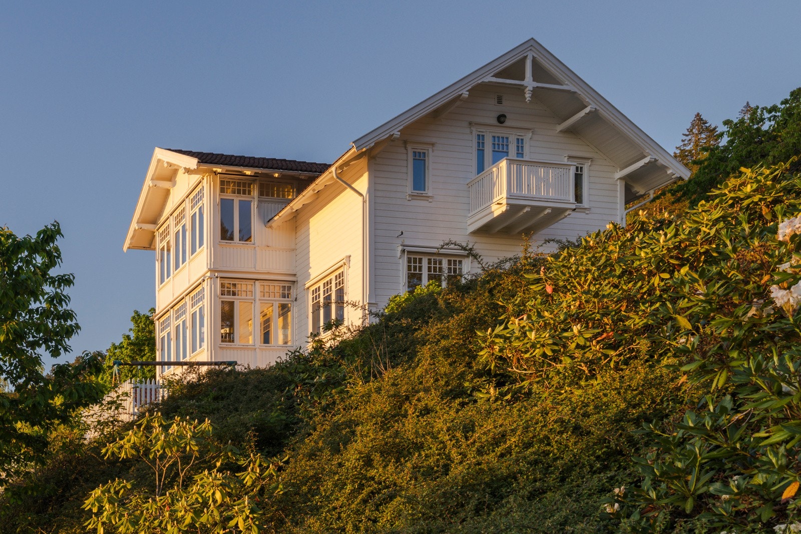 De fleste byggene på tomten er tegnet av arkitekt Yngve Derlick. Galleribilde