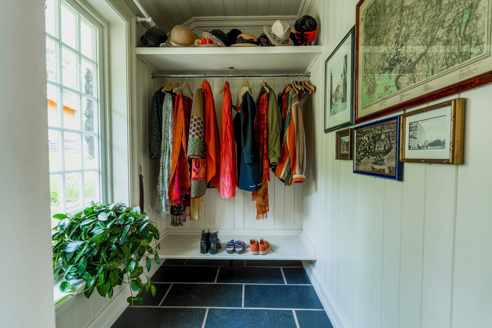 Du ønskes velkommen inn via et overbygd inngangsparti til en romslig entré! Galleribilde