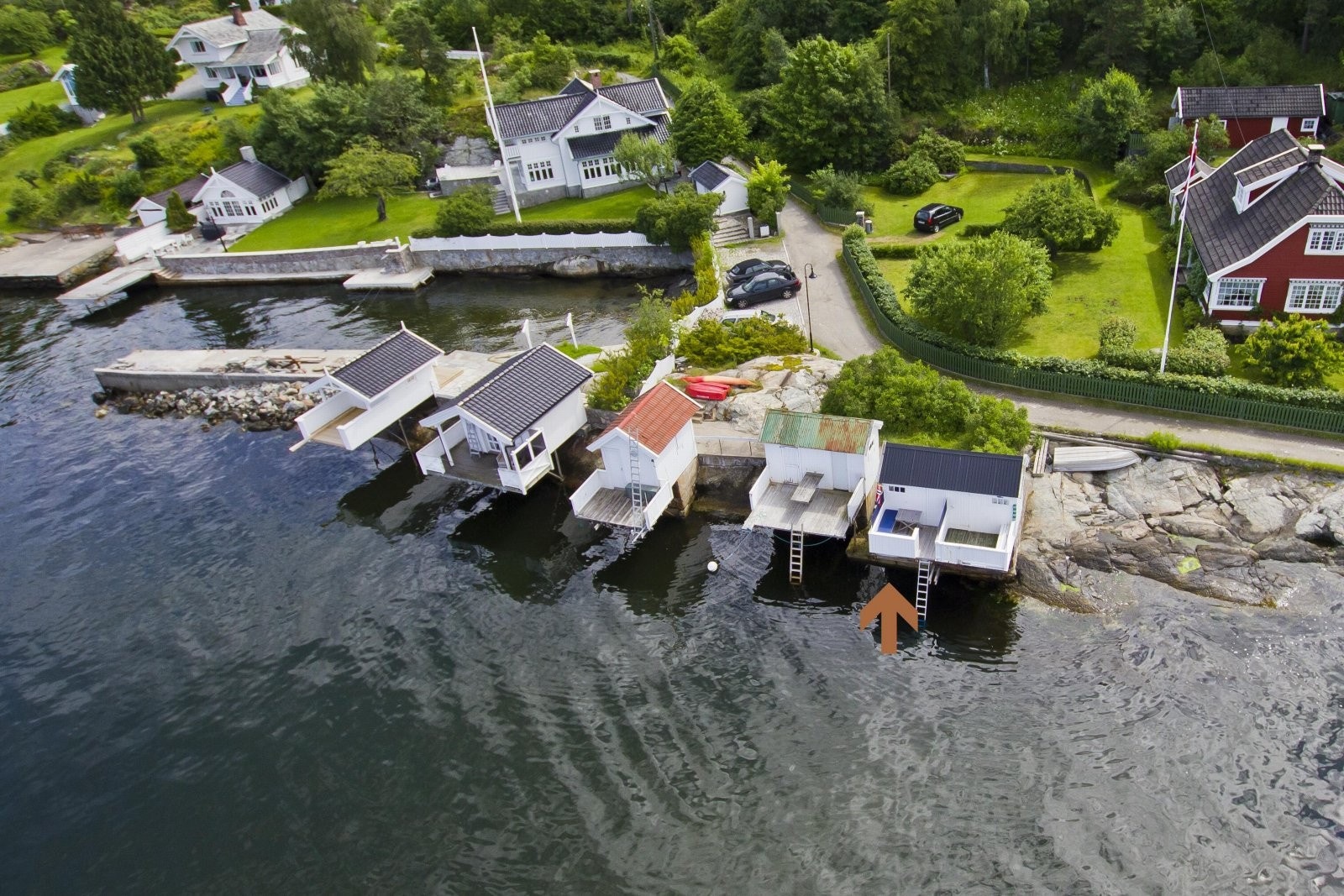 Det medfølger et eget badehus, som gir enkel tilgang til sjøen. Galleribilde