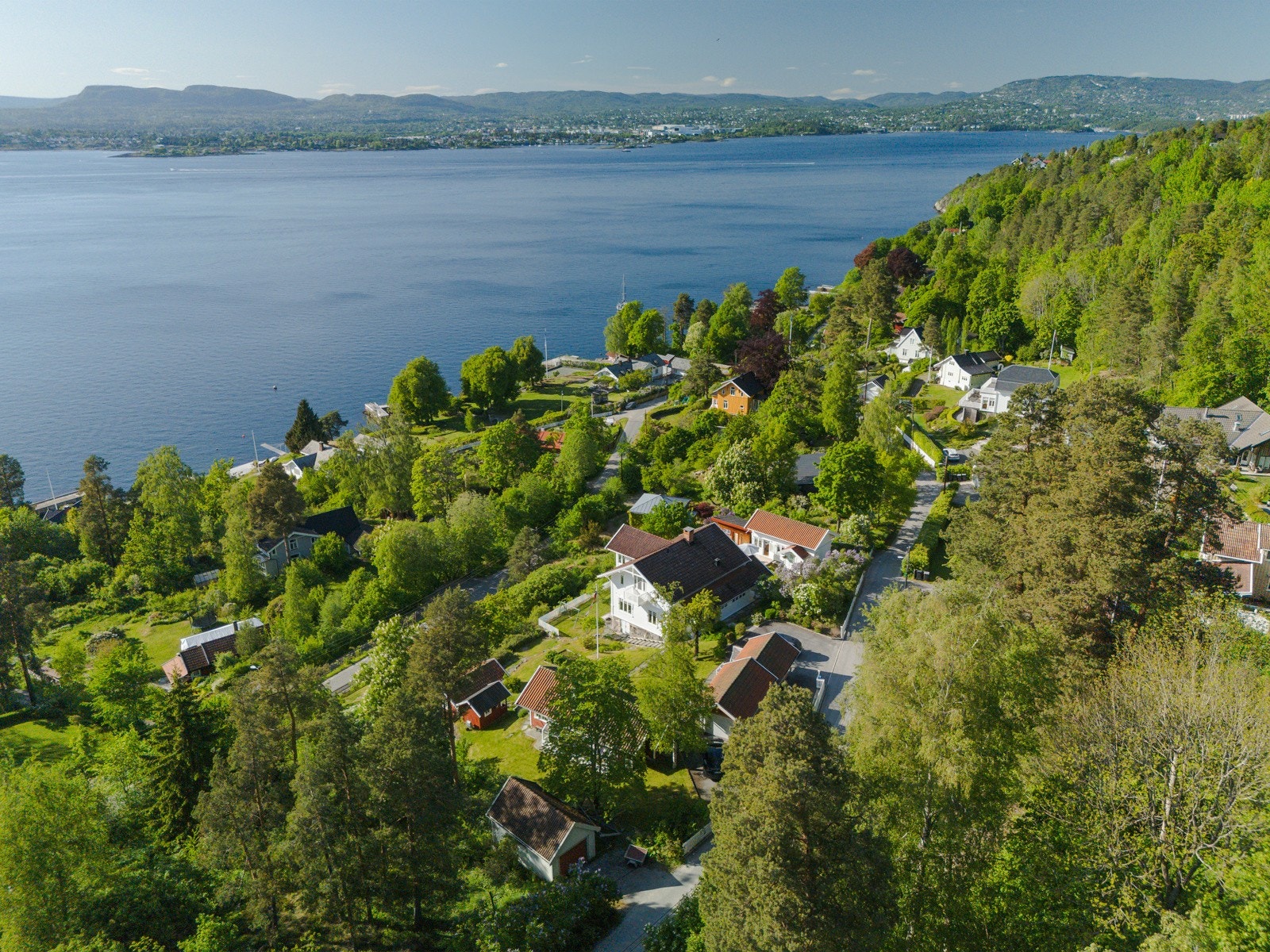 Som en av de eldste bebygde eiendommene i området, har Granbakken en rik historie og en beliggenhet som kombinerer både utsyn og skjerming. Galleribilde