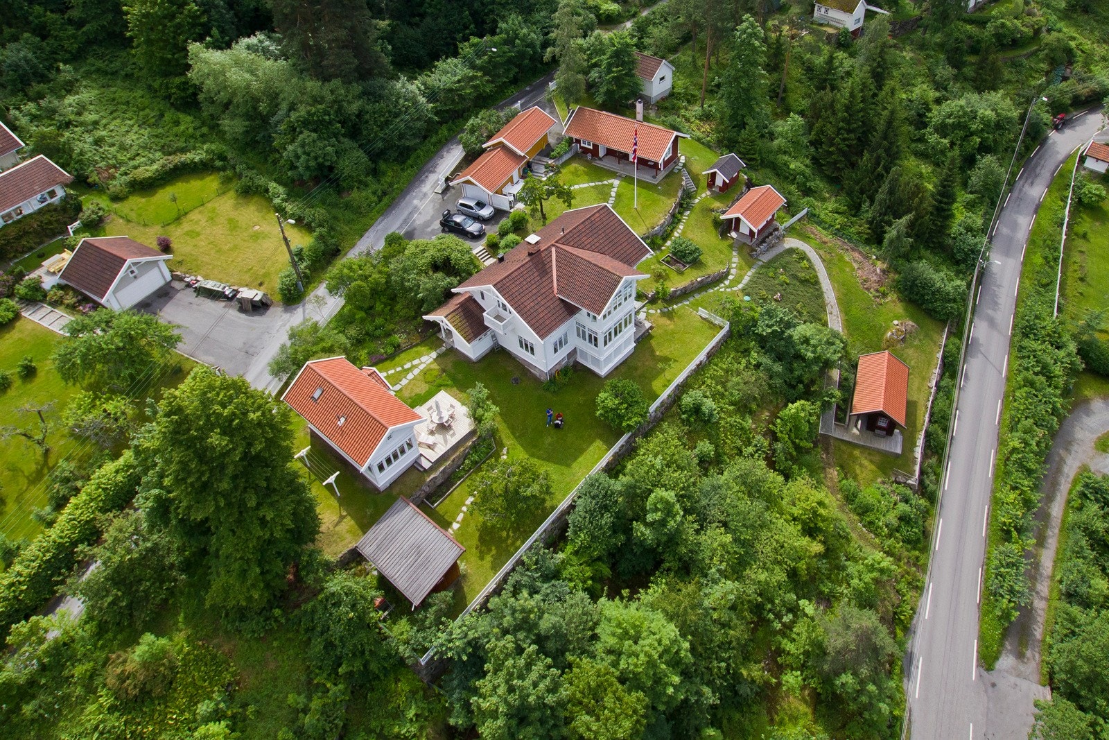 Høyt og fritt langs Øvreveien, omgitt av frodig natur med utsikt over Oslofjorden, ligger Granbakken. Galleribilde