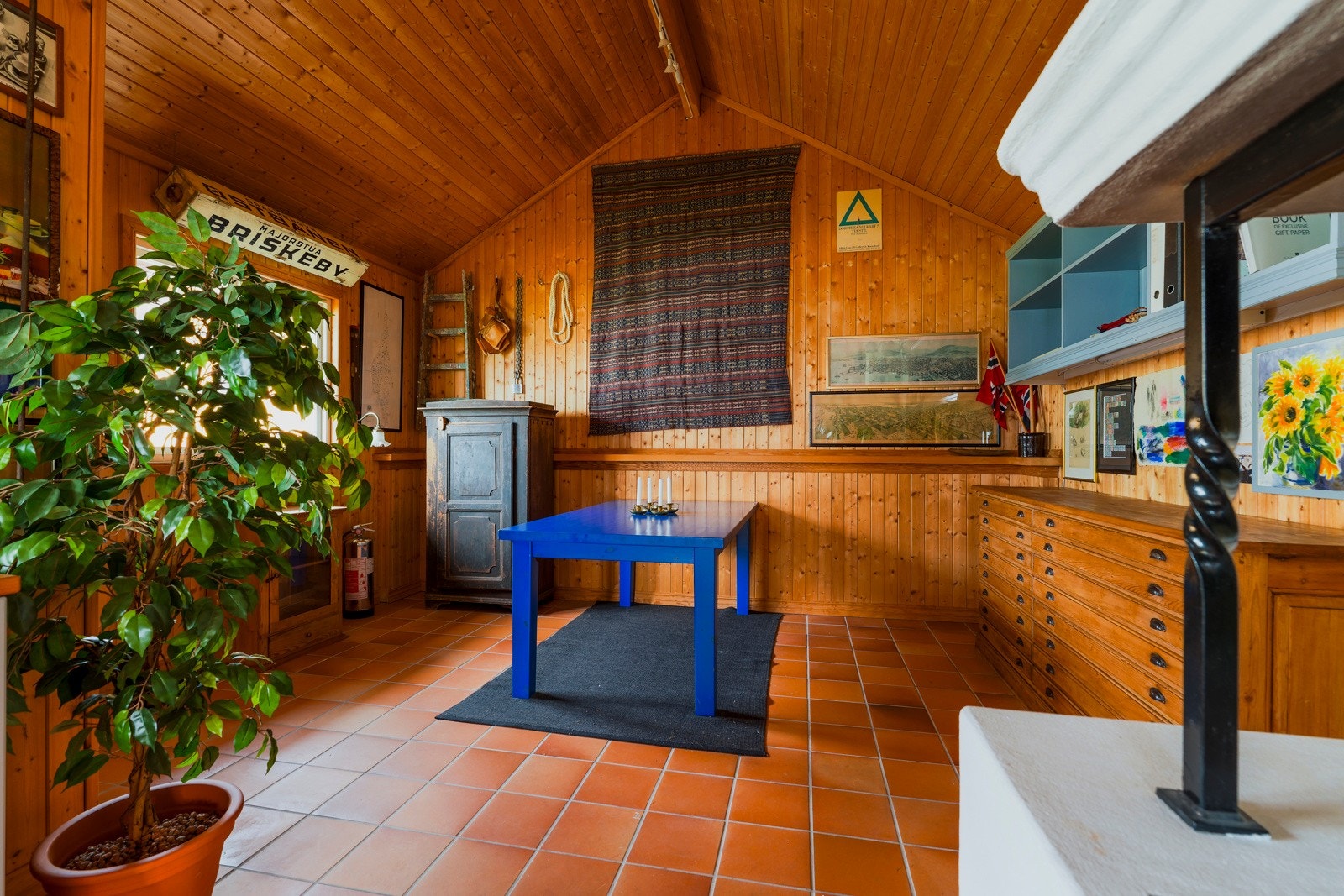 Rommet har varme i gulv og egen peis, i tillegg til en liten kjøkkenbenk. Galleribilde