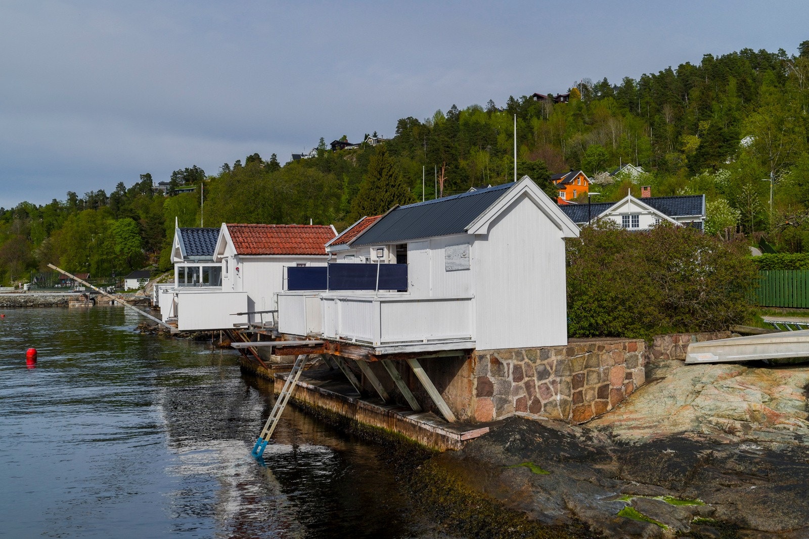 Få minutters gange ned til sjøen og badehuset - Flaskebekk og sjøstrand er kjent for sin sjarmerende rekke med vel bevarte badehus. Galleribilde