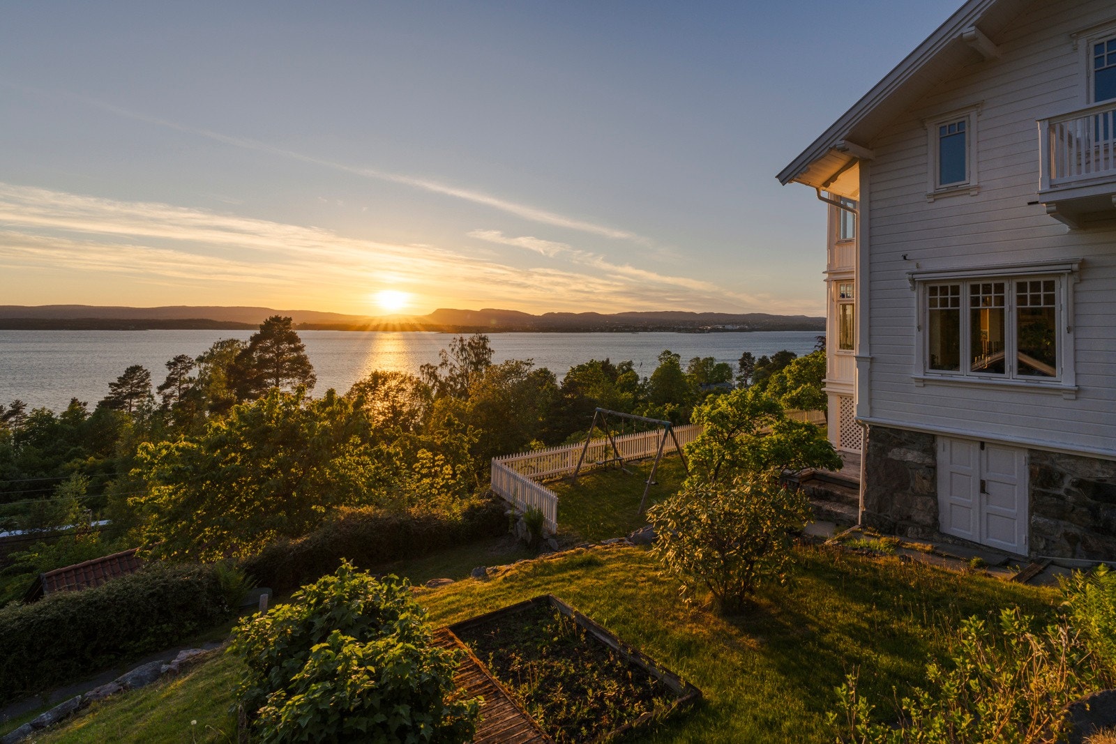 Hver del av hagen er nøye planlagt, og resultert i en innholdsrik oase med både gamle og nye prydbusker, samt frukttrær og bærbusker. Galleribilde