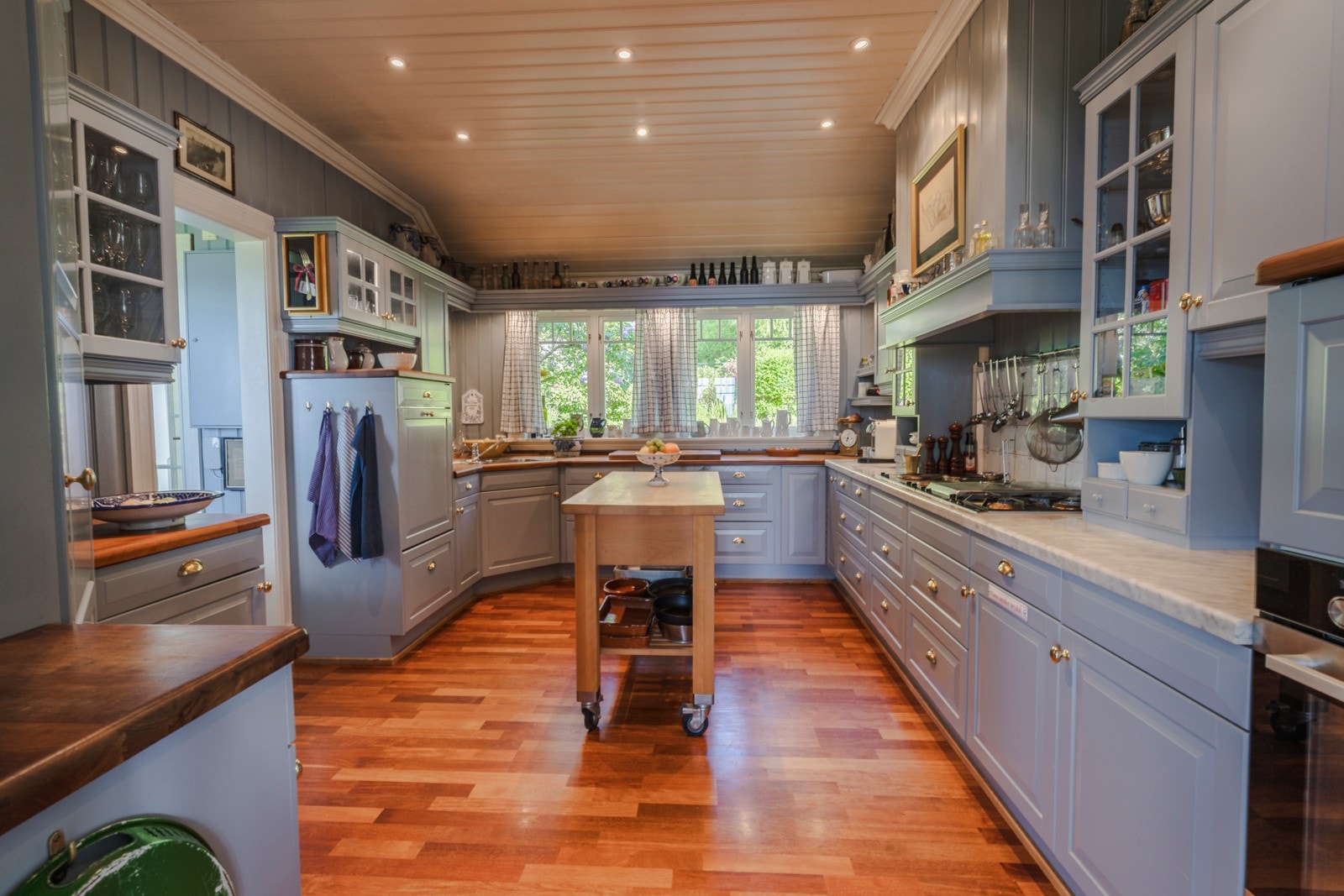 Romslig kjøkken med god arbeidsfrihet og direkte utgang til hageområdet. Galleribilde