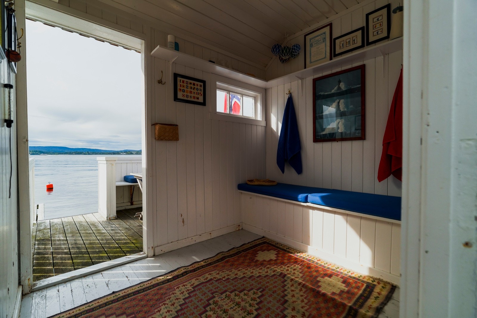 Her kan du ta morgenbadet, tilbringe varme sommerdager eller bare nyte den fredelige beliggenheten nær sjøen. Galleribilde