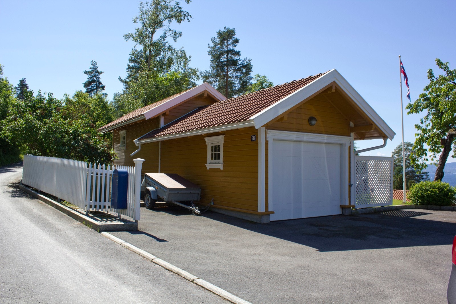 Dobbelgarasje med innkjøring fra begge sider på to ulike nivå. I tillegg er det plass til 3 biler på asfalten foran garasjeportene som er en del av egen eiendom. Galleribilde