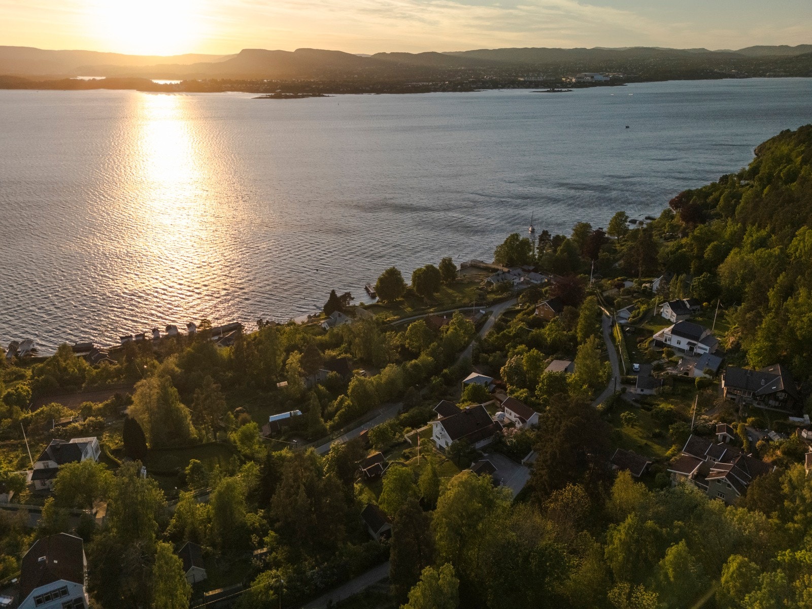 Her kan du trekke deg tilbake til en skjermet og idyllisk atmosfære, samtidig som bylivet bare er en kort båttur unna. Galleribilde