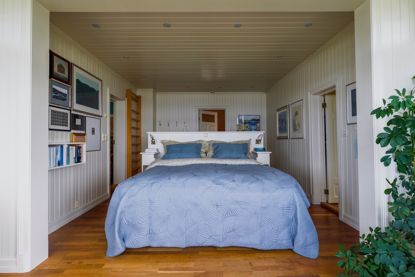 Romslig hovedsoverom tilrettelagt for en god natts søvn. Galleribilde