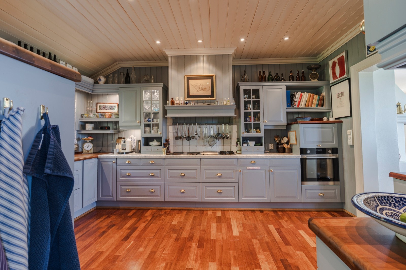 Et godt arbeidskjøkken tilrettelagt for kokkelering til både hverdag og fest! Galleribilde