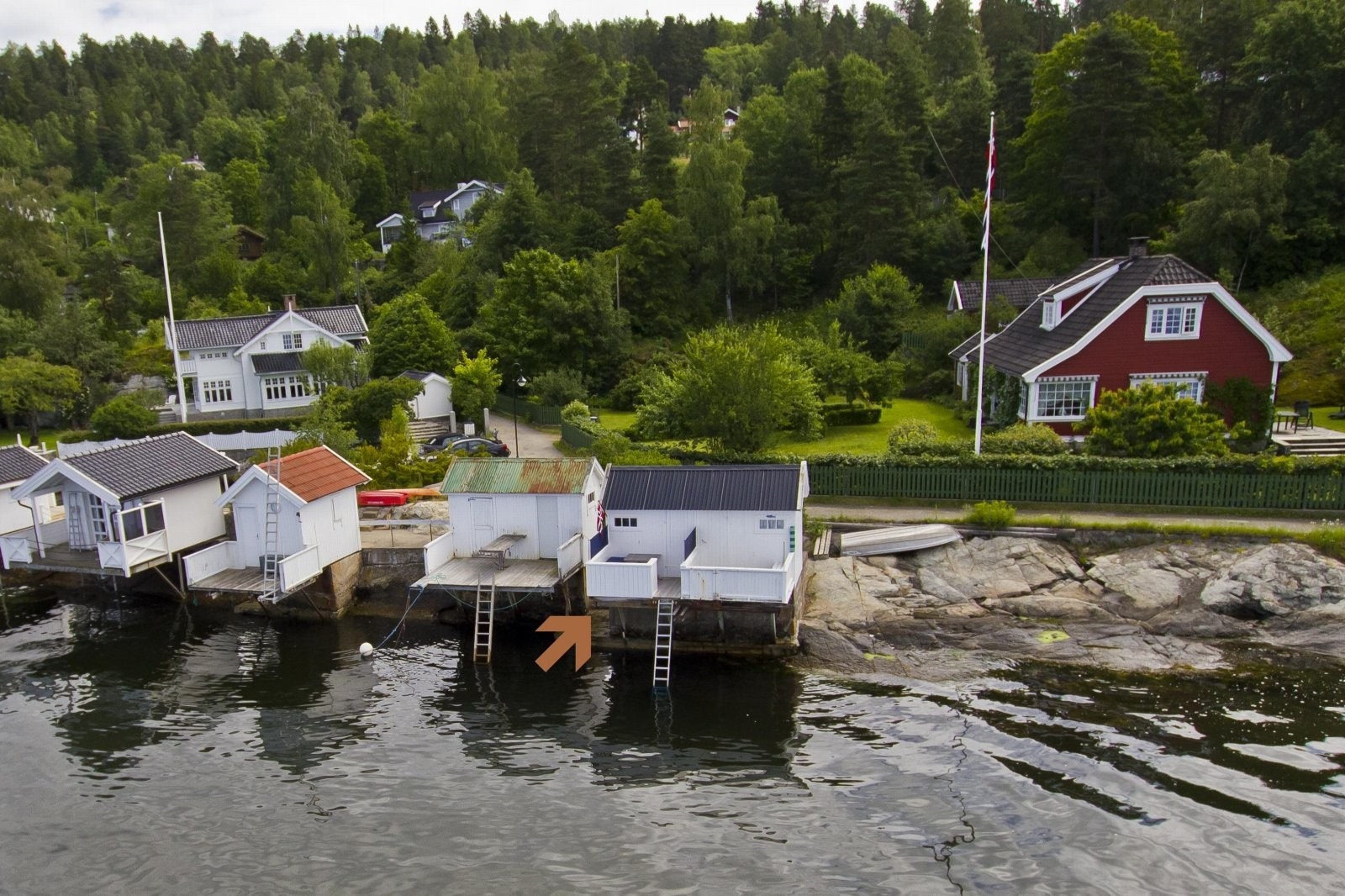 Her har du badehuset - halvparten deles med en nabo, men skillet er likevel satt opp for en privat følelse. Galleribilde