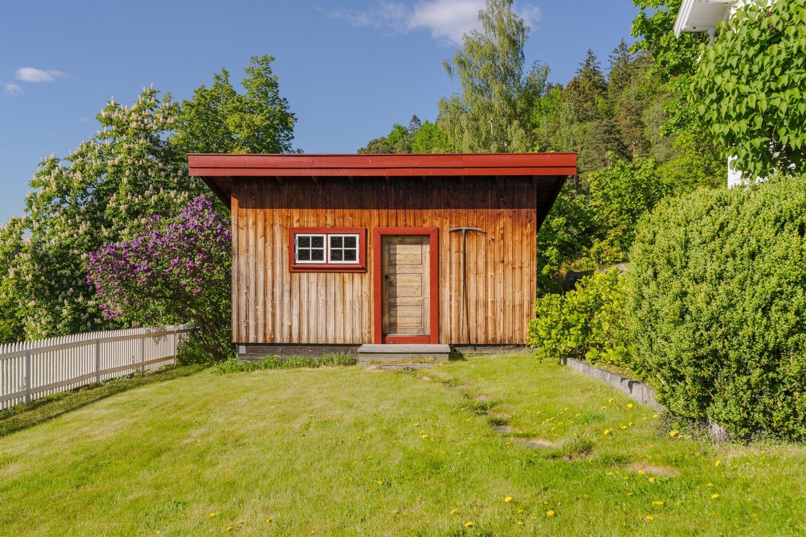 Egen bod tilrettelagt for vedoppbevaring - praktisk i vinterhalvåret, med lett tilgang til tørr ved. Galleribilde