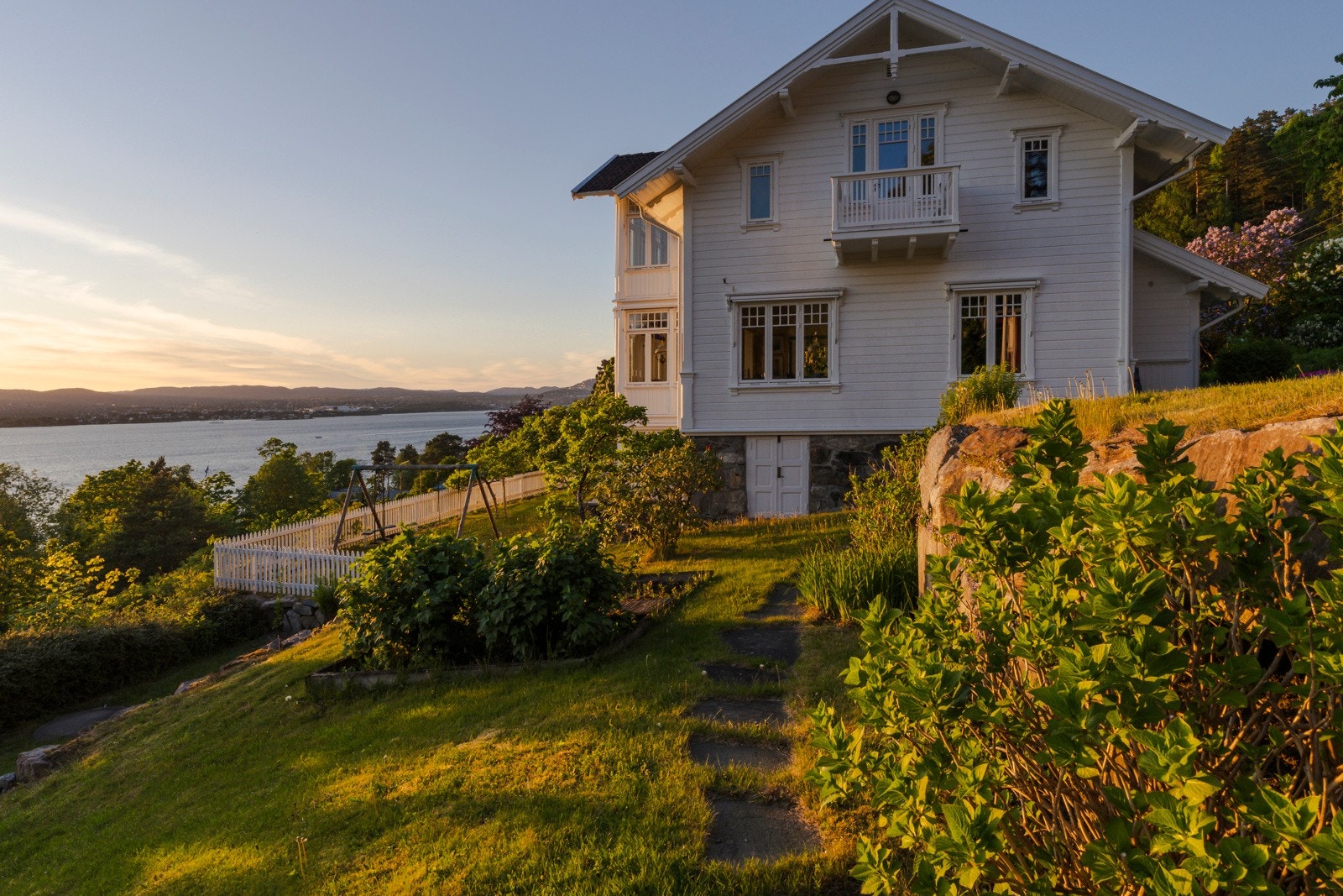 Boligen er en klassisk Flaskebekk-villa med gjennomførte detaljer som reflekterer stedets historie. Galleribilde