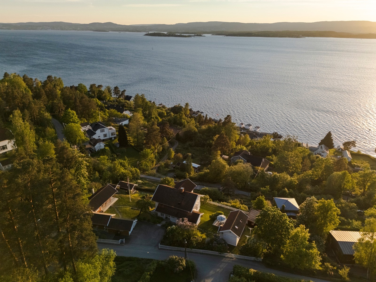 En av Nesoddens desidert best beliggende og best bevarte eiendommer - med kort vei ned til sjøen hvor eget badehus kan nytes. Galleribilde