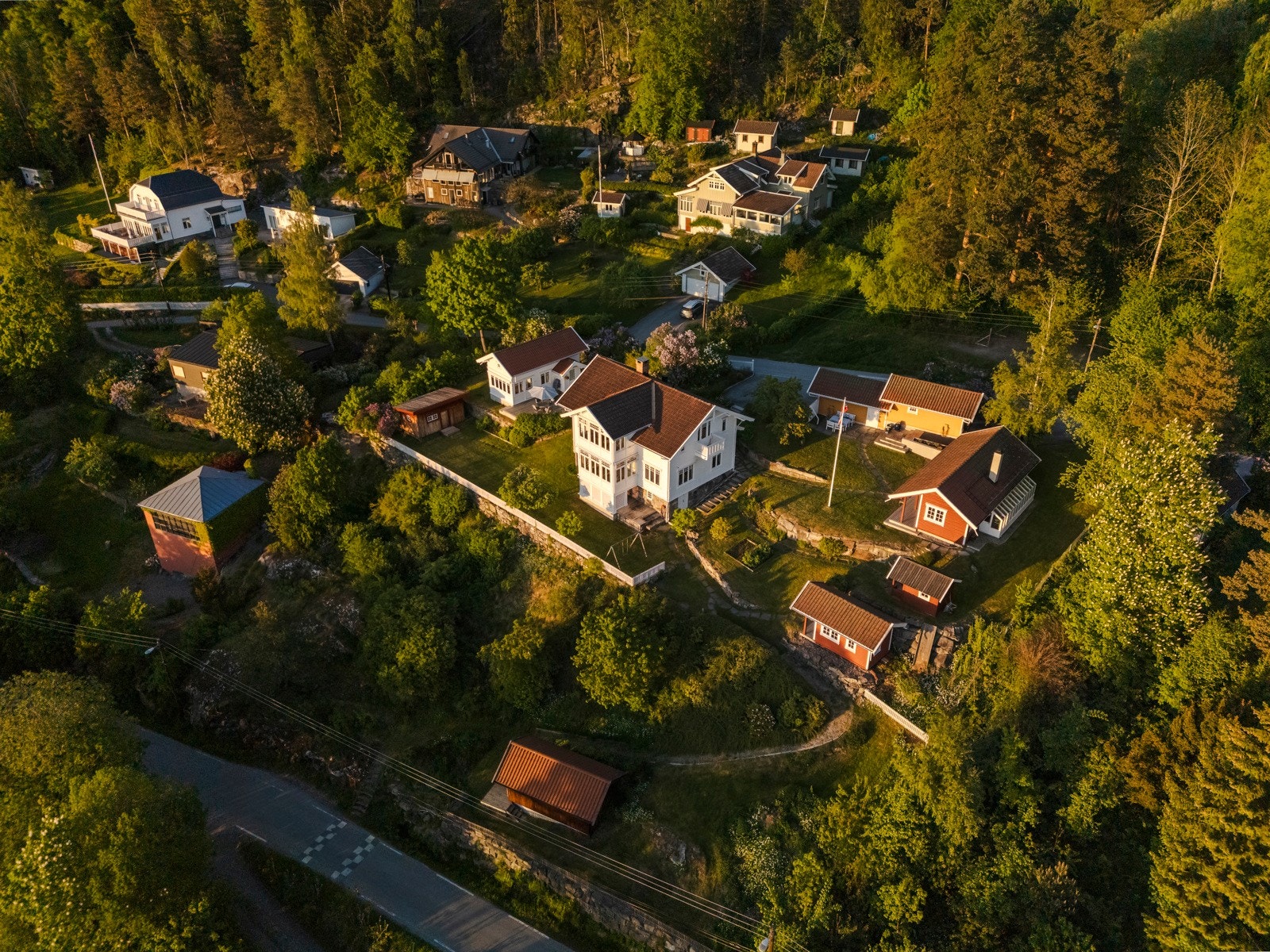 Unik eiendom med et sjarmerende tun bestående av anneks og flere småhus, samt eget badehus ved sjøen! Galleribilde