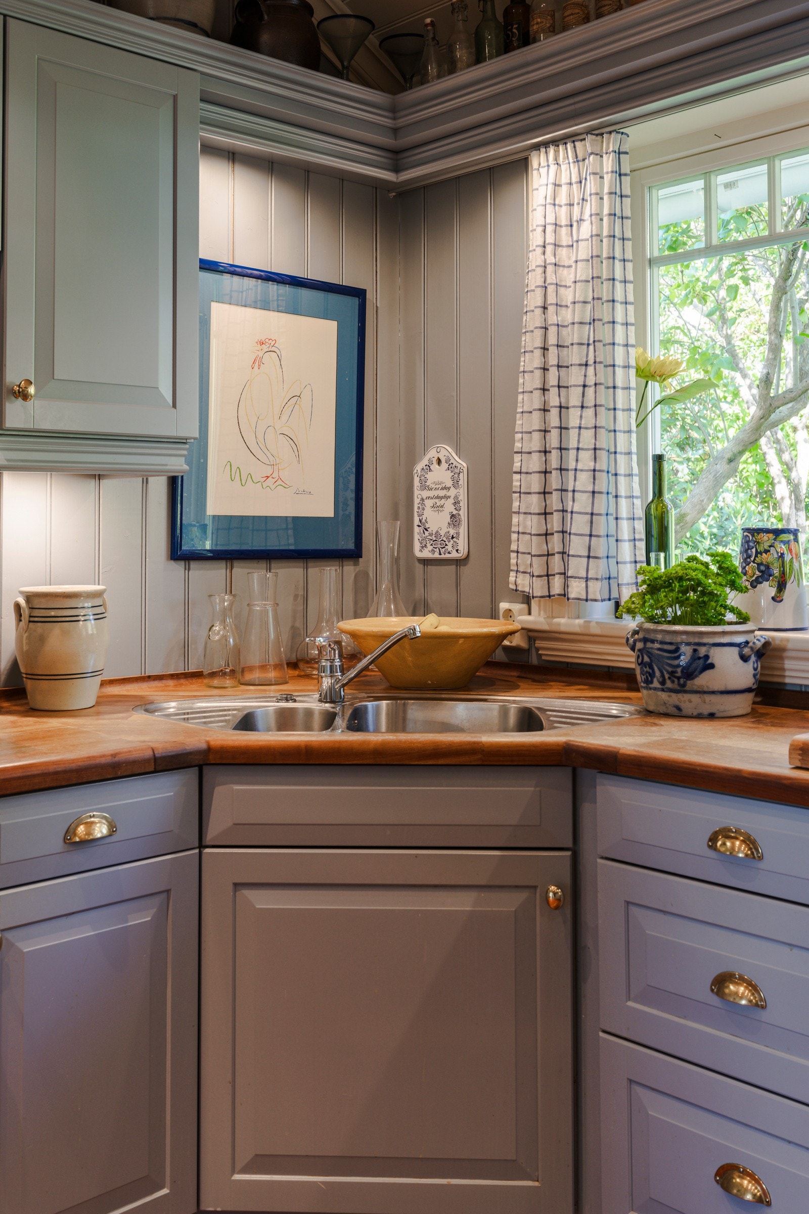 Sjarmerende kjøkken som står i stil med resten av villaen. Galleribilde