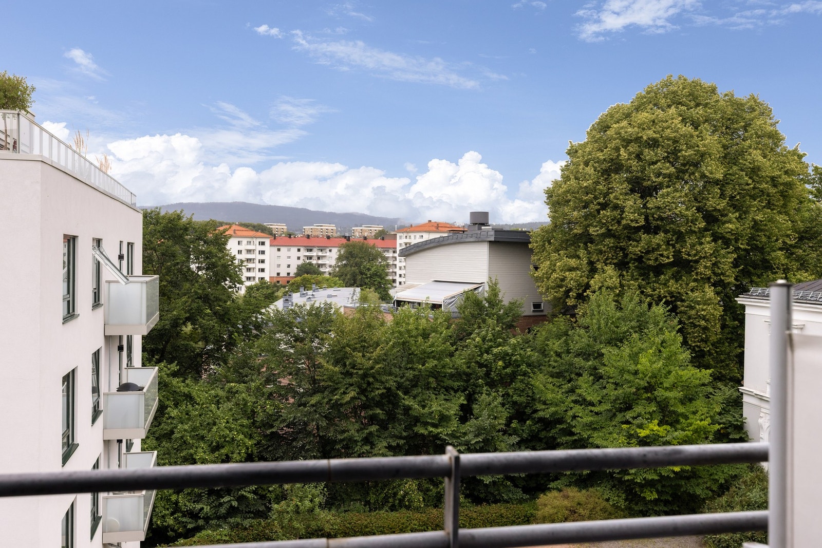 Like utenfor renner idylliske Akerselva med sine flotte turstier. Galleribilde