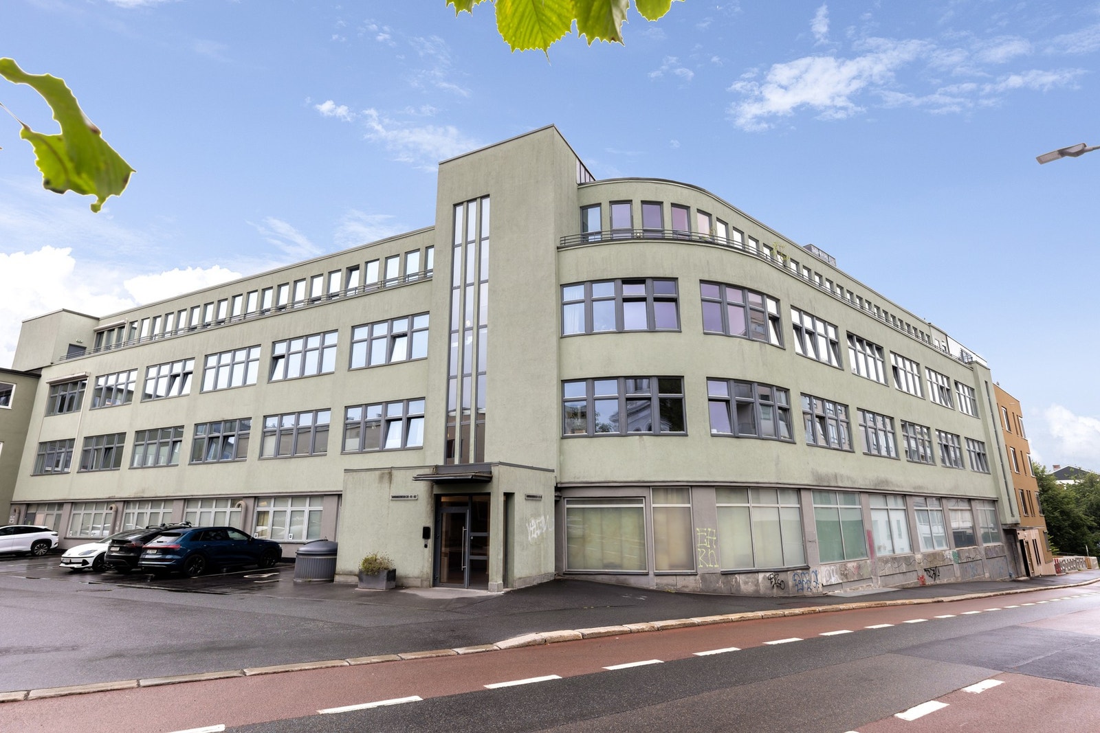 Leiligheten ligger i byggets toppetasje Galleribilde