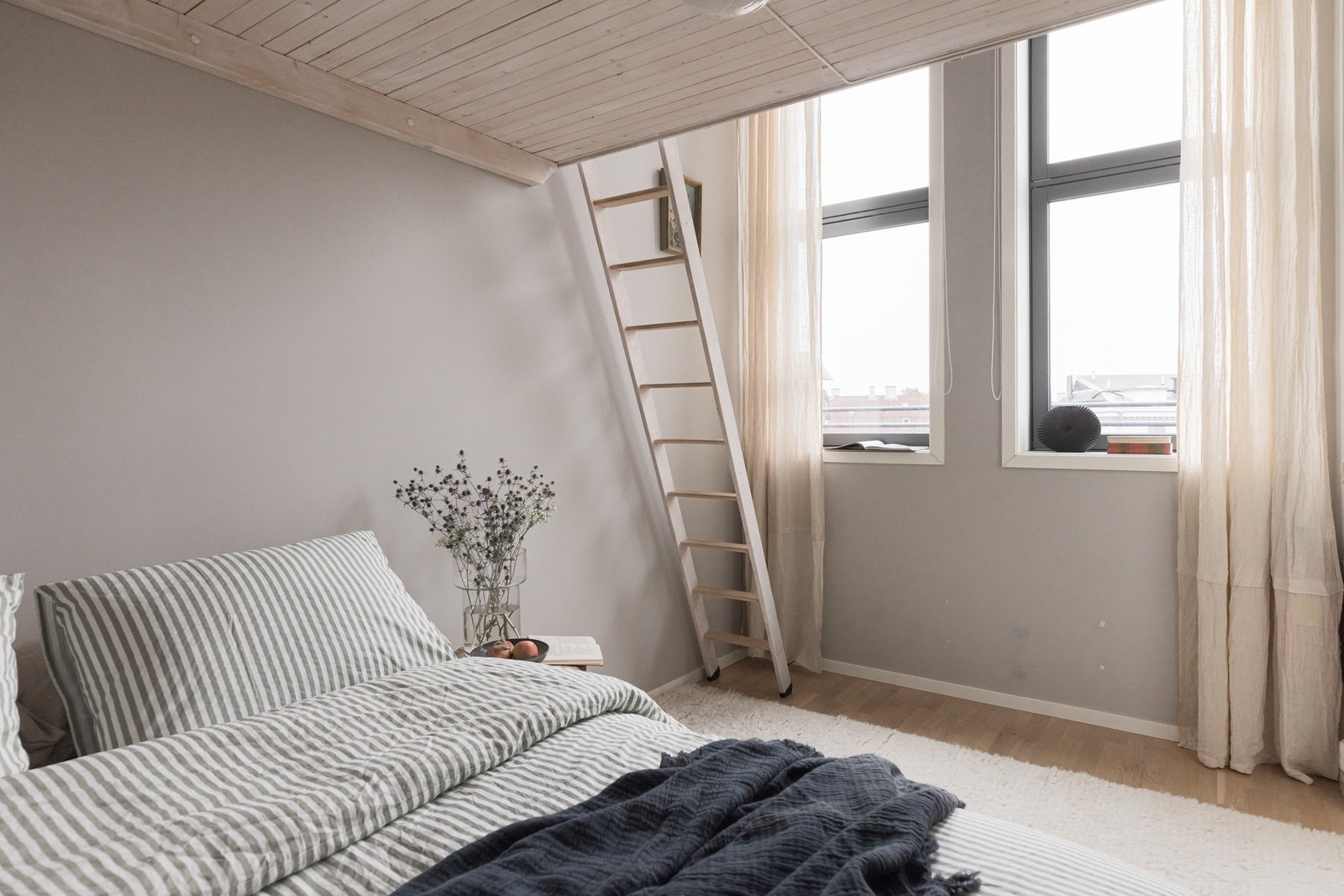 Soverom med hems og godt med lagring Galleribilde