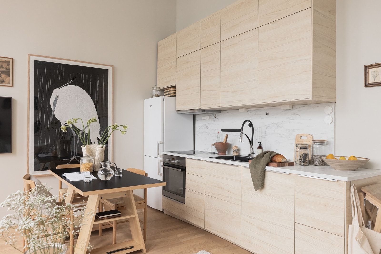 Kjøkkenet er utstyrt med integrerte hvitevarer som koketopp, komfyr og oppvaskmaskin. Galleribilde