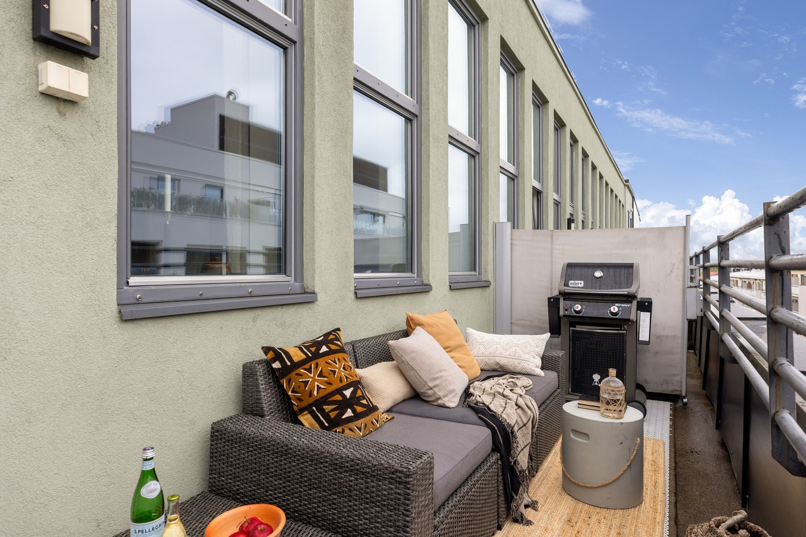 Solrik sydvestvendt balkong med gode solforhold med ettermiddags- og kveldssol Galleribilde