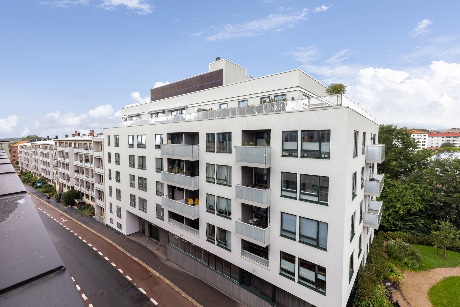 Balkongen vender mot en enveiskjørt, rolig gate! Galleribilde