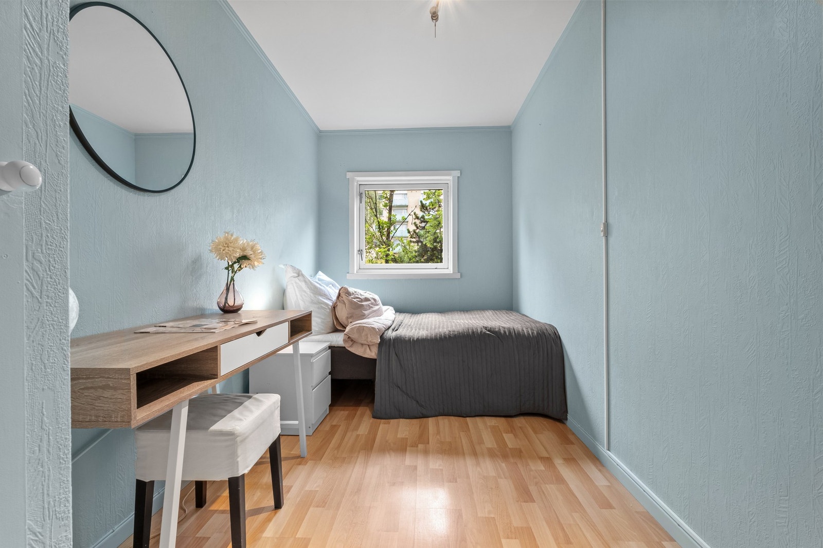 Det andre rommet er romslig nok for både seng, skrivebord og oppbevaring. Galleribilde
