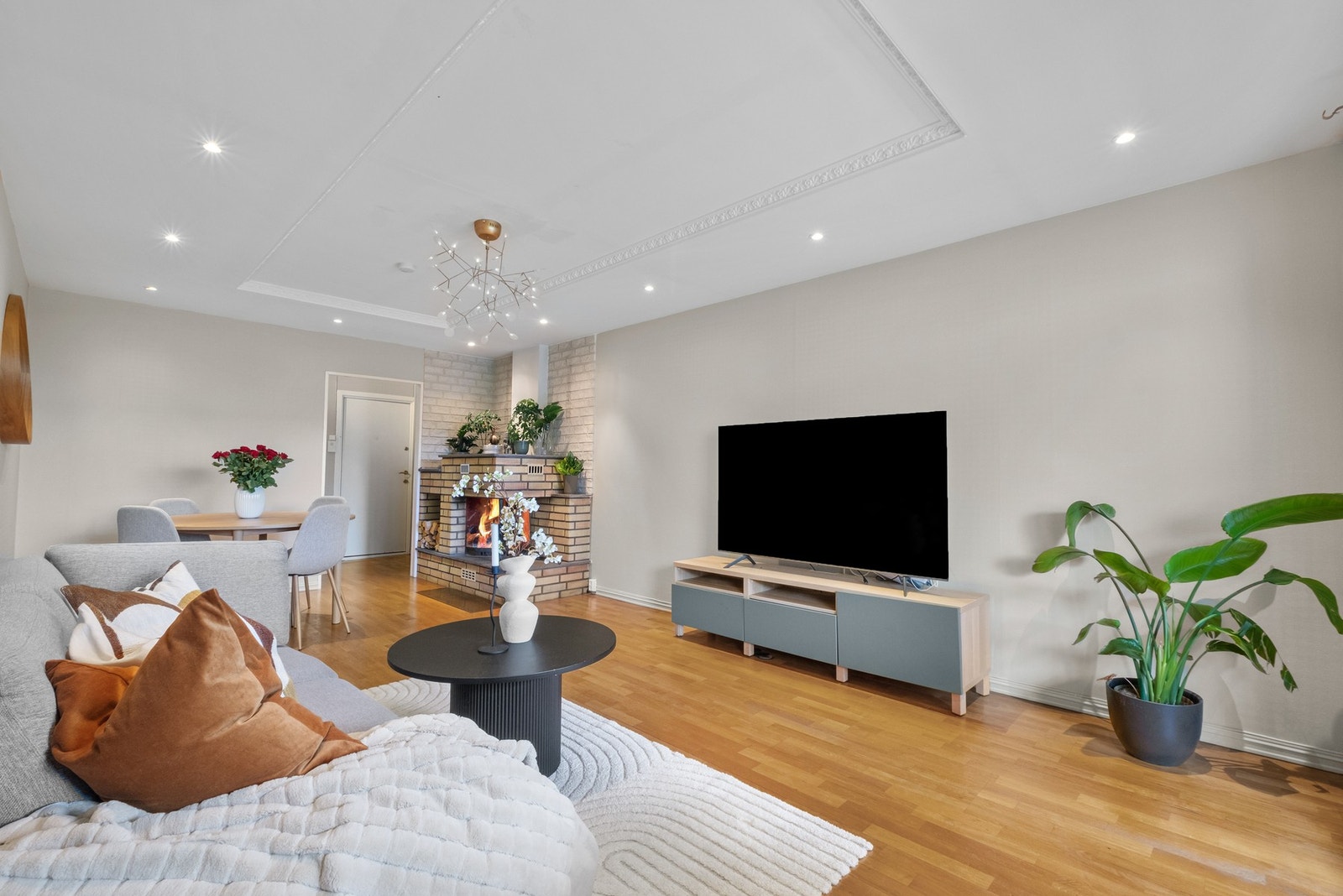 Stuen er utført med spotter i tak, beige vegger og parkett på gulv. De store vindusflatene slipper inn rikelig med dagslys og gir en god romfølelse. Galleribilde