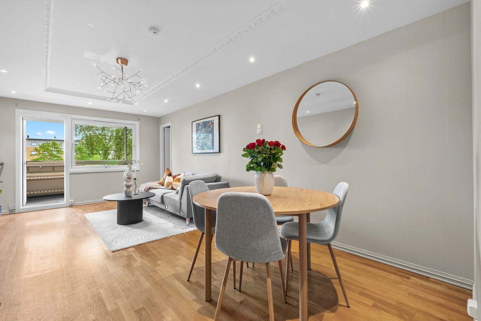 Sjekk ut denne flotte stuen! Dette er en lys og innbydende stue med naturlige soner for både sofagruppe, medievegg og spisebord. Galleribilde