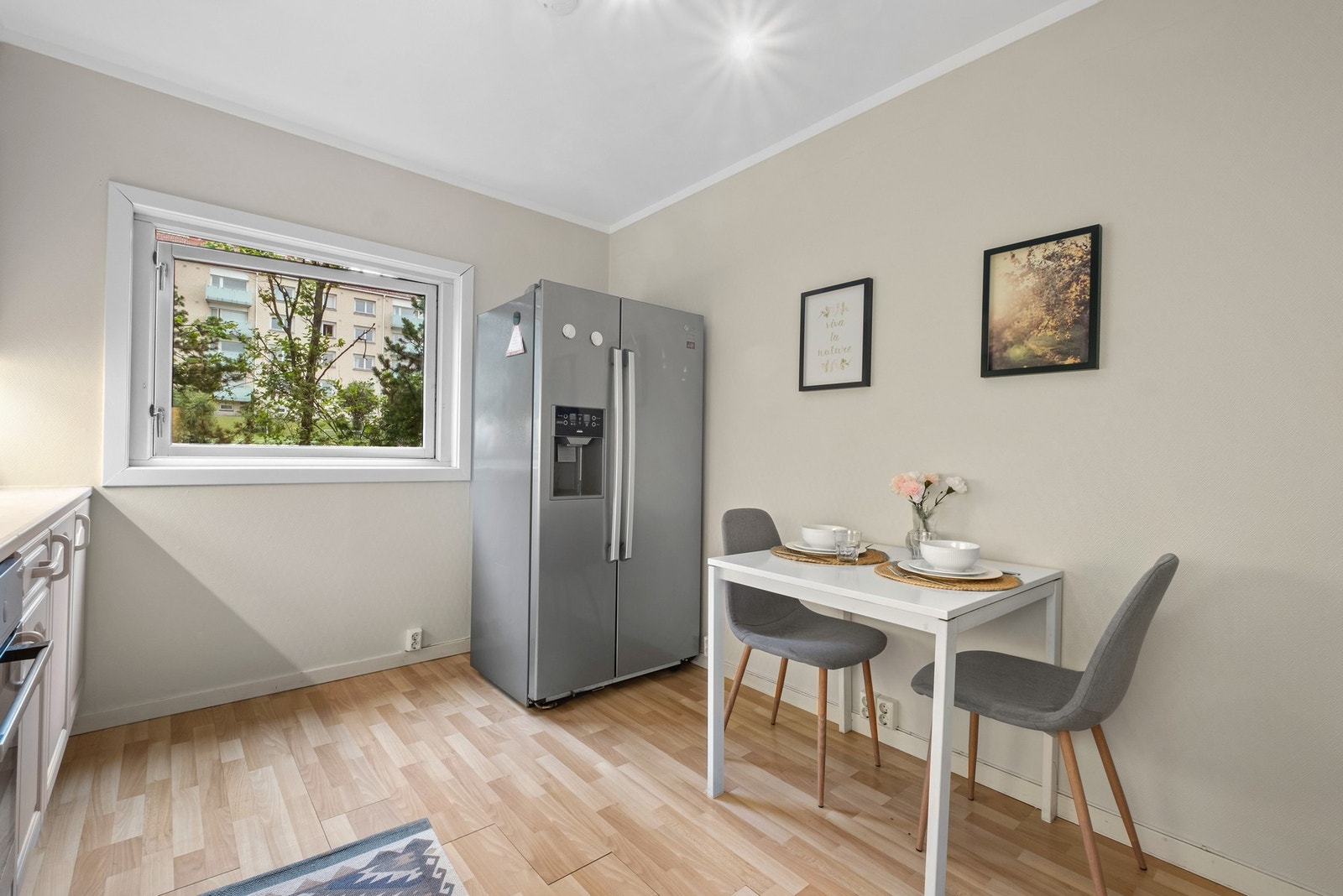 Det er også plass til et frokostbord - perfekt for dagens første måltid. Galleribilde