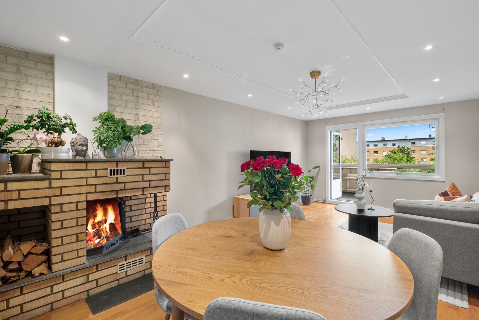 Her finner du også en koselig peis som sørger for varme og hygge på kjølige kvelder. Galleribilde