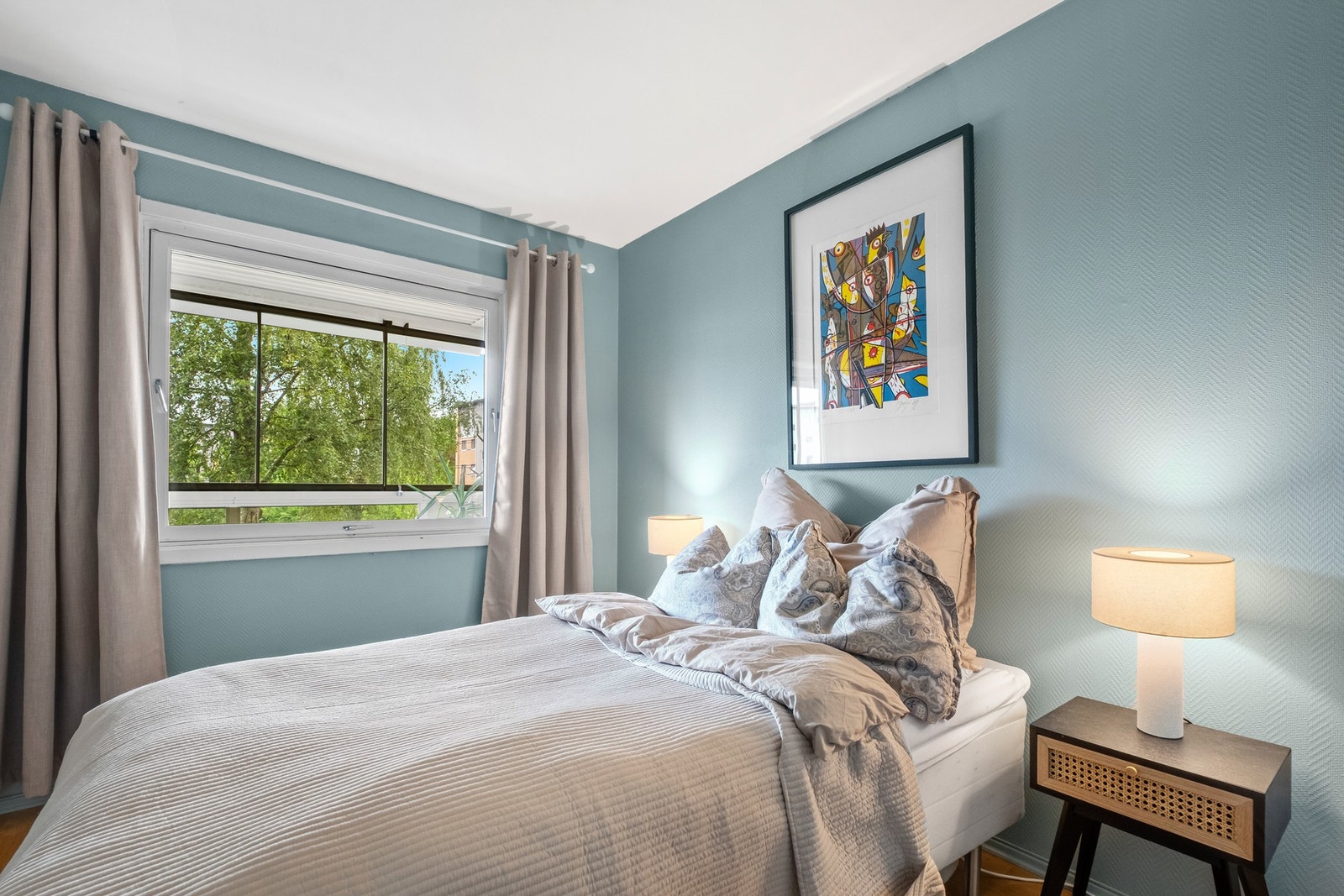 Det ene soverommet ligger i tilknytning til stuen. Galleribilde