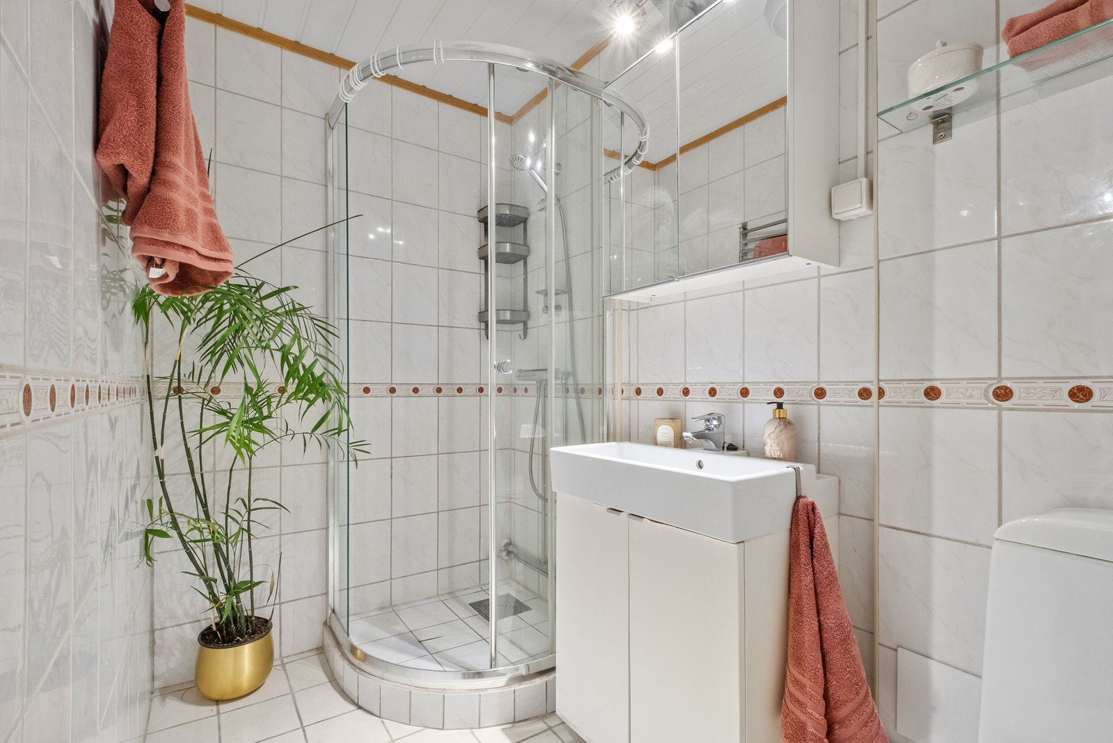 Pent og helfliset bad med varmekabler i gulvet - perfekt for kalde morgener. Galleribilde