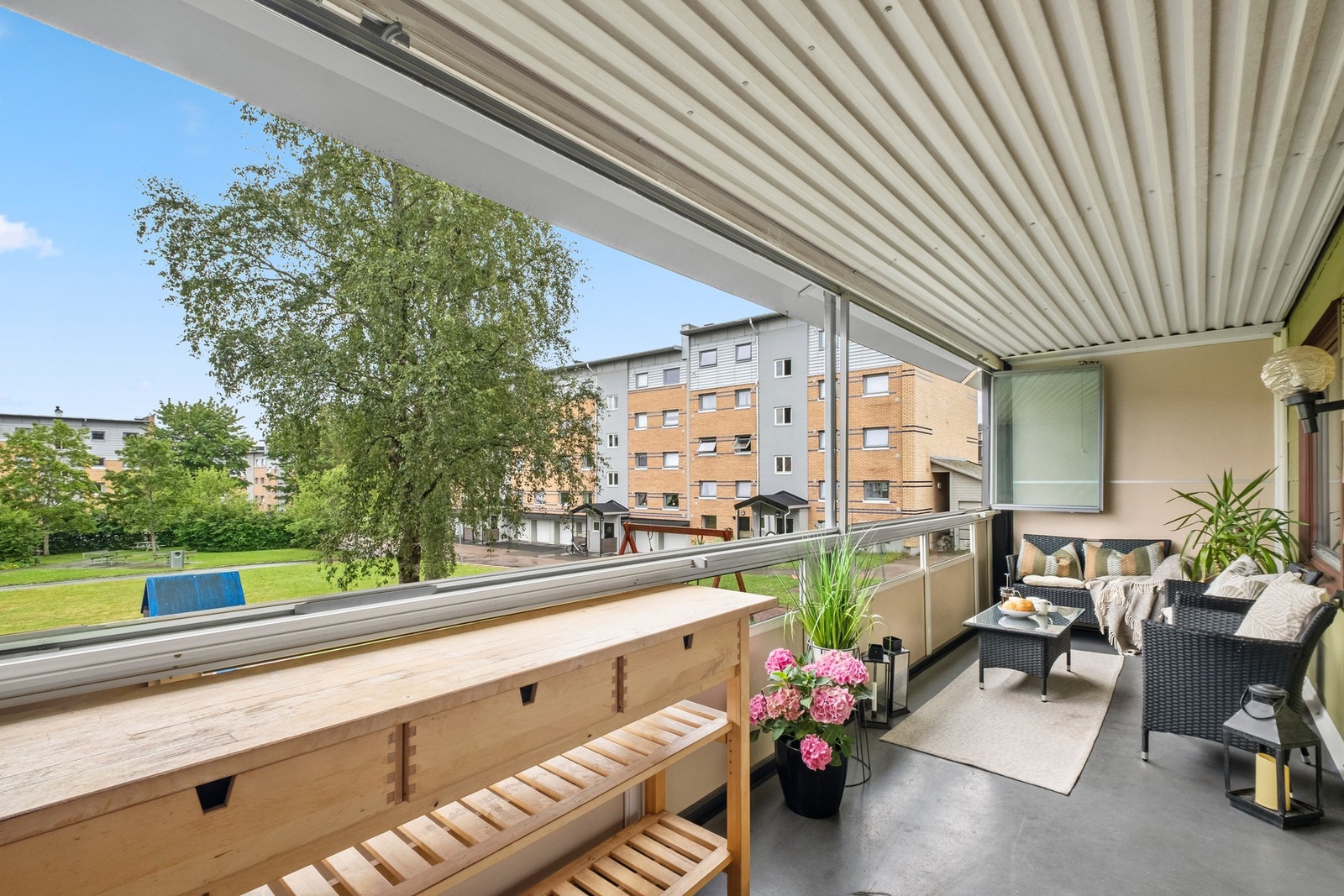 Her bor du med enkel adkomst og en praktisk planløsning som passer for både par og småfamilier. Galleribilde