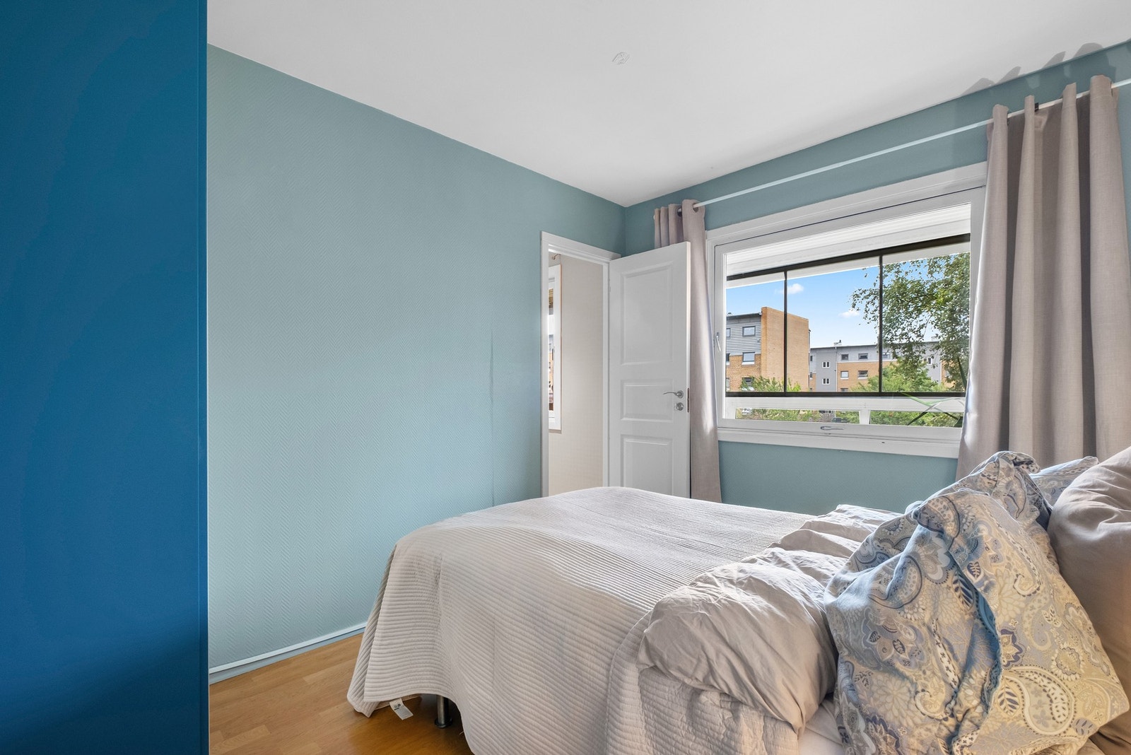 Her er det plass til større seng og nattbord. Galleribilde