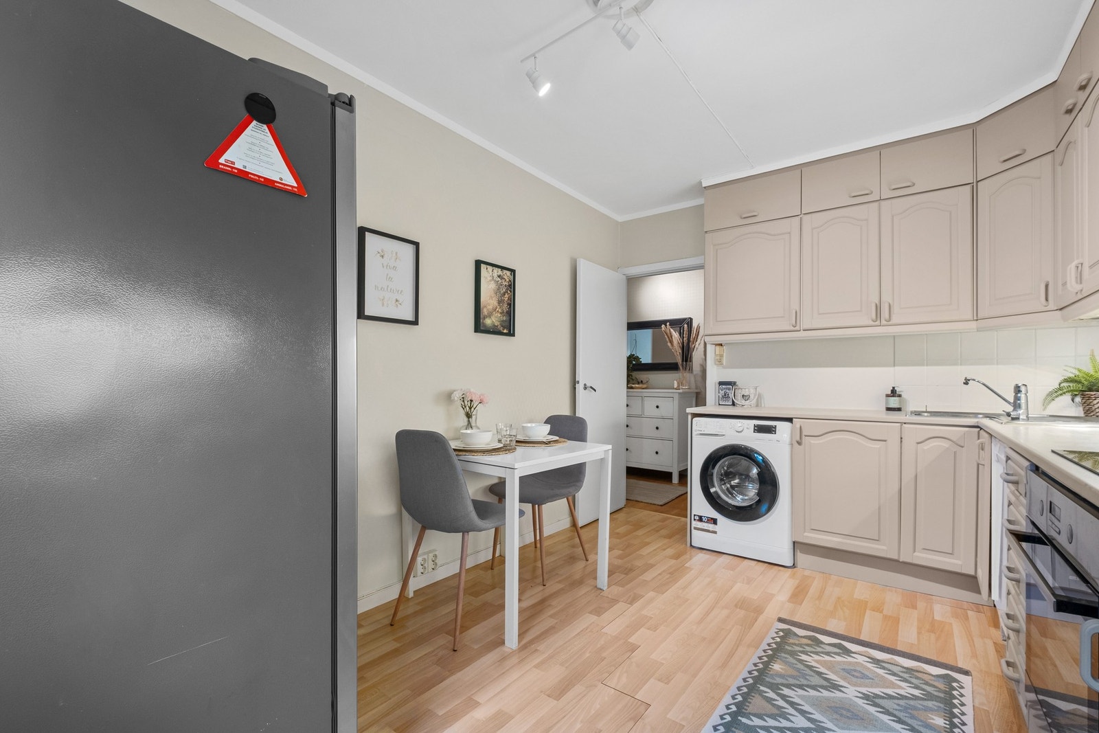 Kjøkkenet har integrert platetopp og stekeovn, samt nisje for både oppvaskmaskin og vaskemaskin. Galleribilde