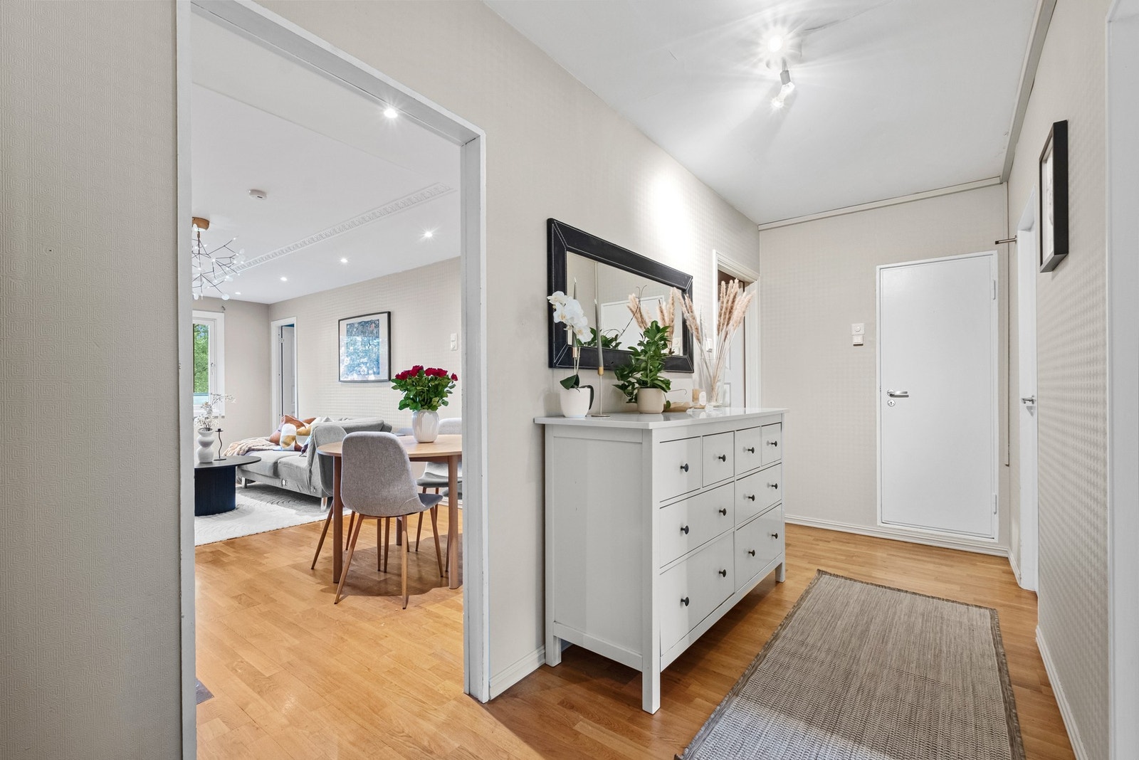 Velkommen inn i en romslig entré med plass til både kommode og andre entremøbler. Galleribilde