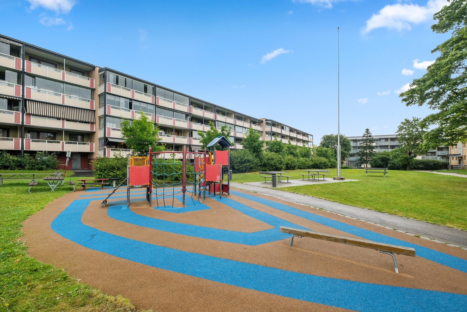 Borettslaget er pent opparbeidet med flotte grøntområder og hyggelige fellesarealer som skaper et trivelig bomiljø. Galleribilde