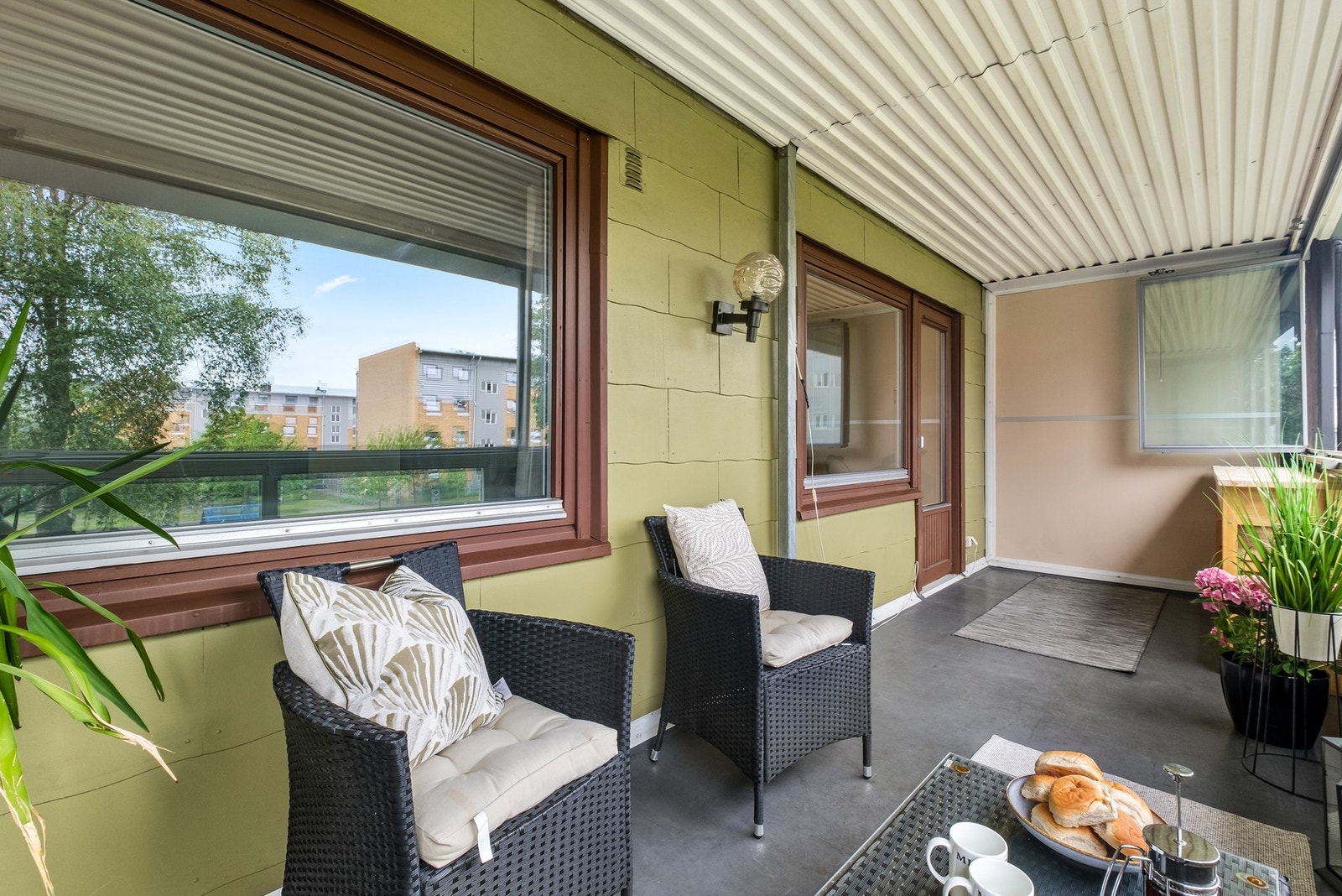 Fra stuen er det utgang til en sydøstvendt innglasset balkong på hele 13 m² - et deilig tilskudd til boligen! Galleribilde