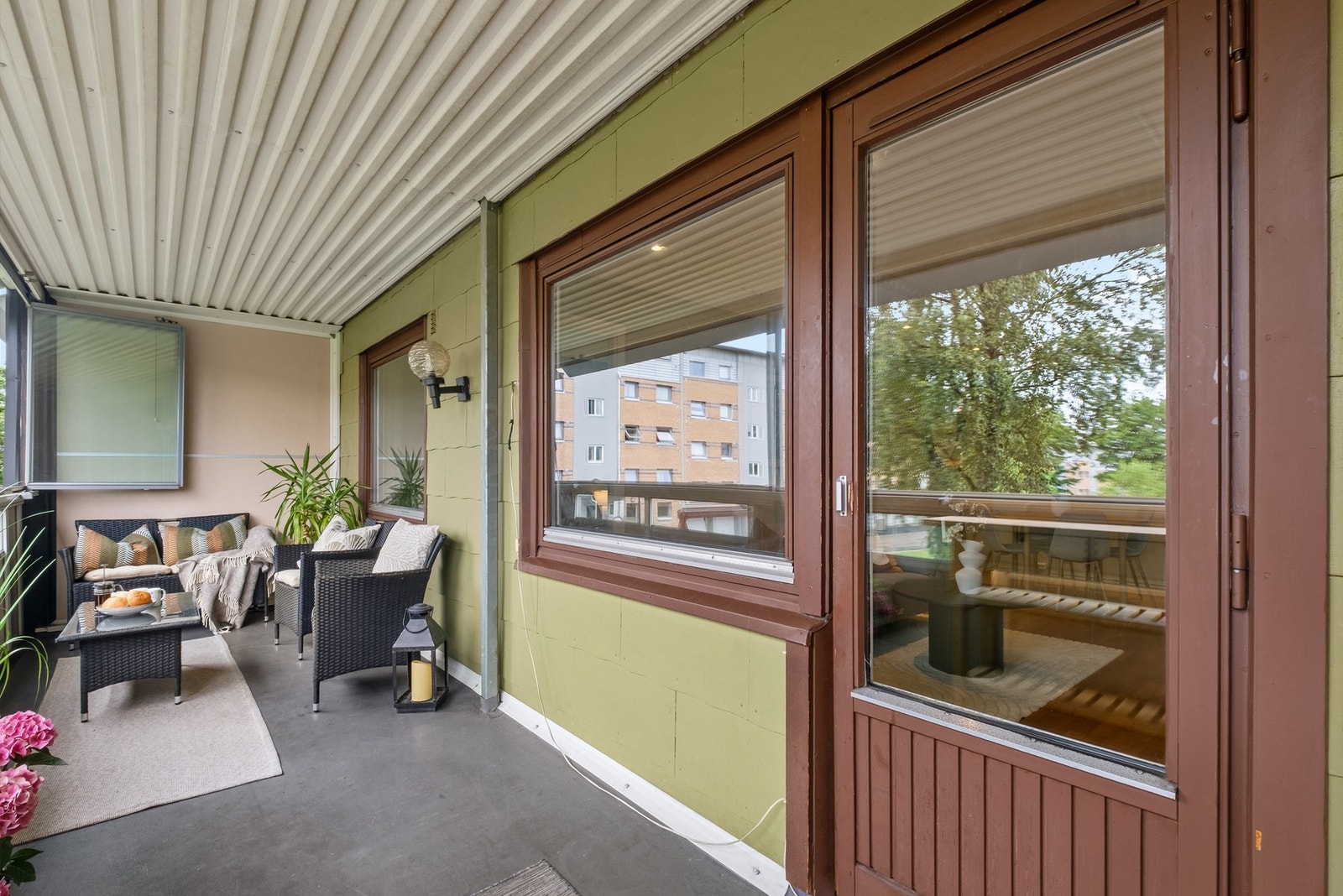 Balkongen har plass til både spisegruppe og lounge, og er et perfekt sted for morgenkaffen eller kveldskos. Galleribilde